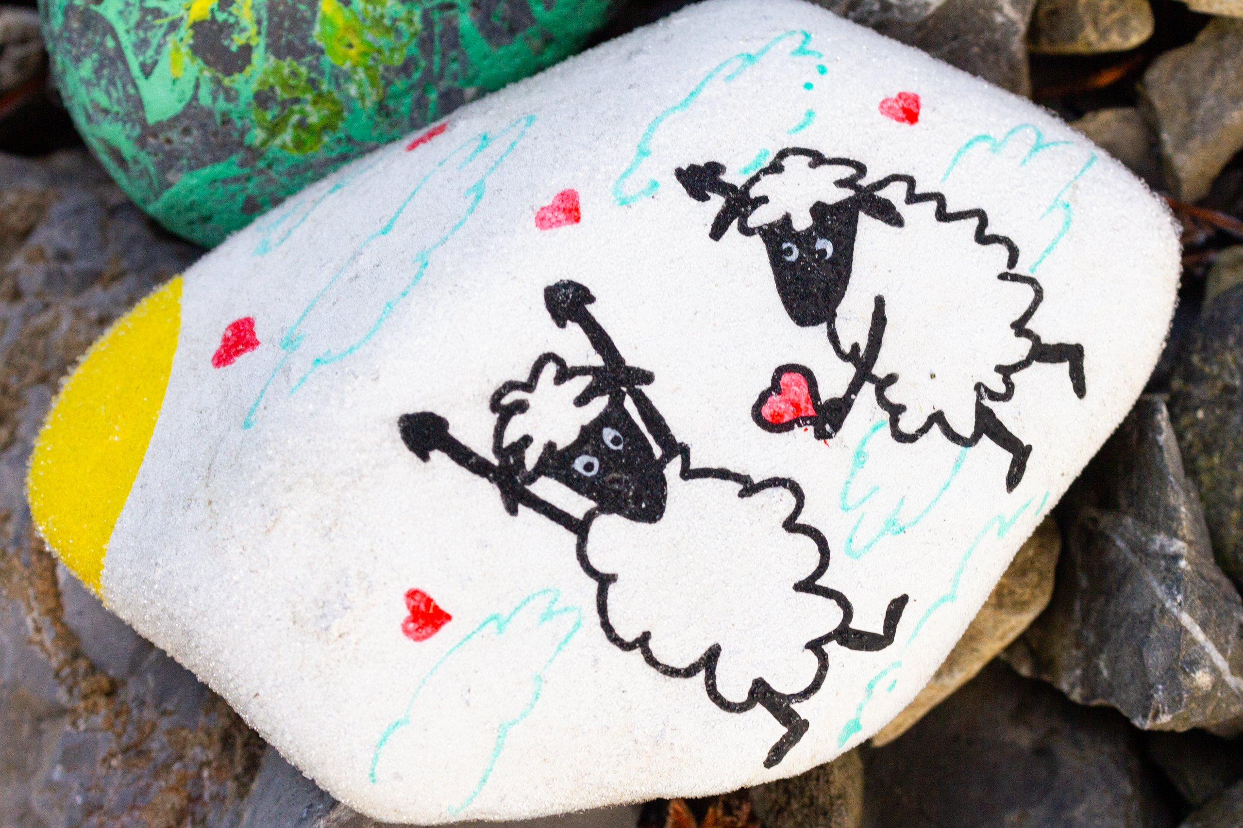 Bemalte Steine mit Schafmotiven