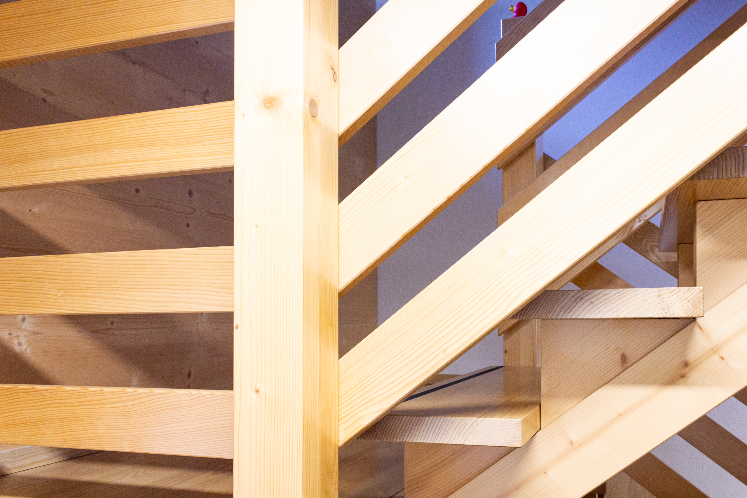 Holztreppe im Innenraum
