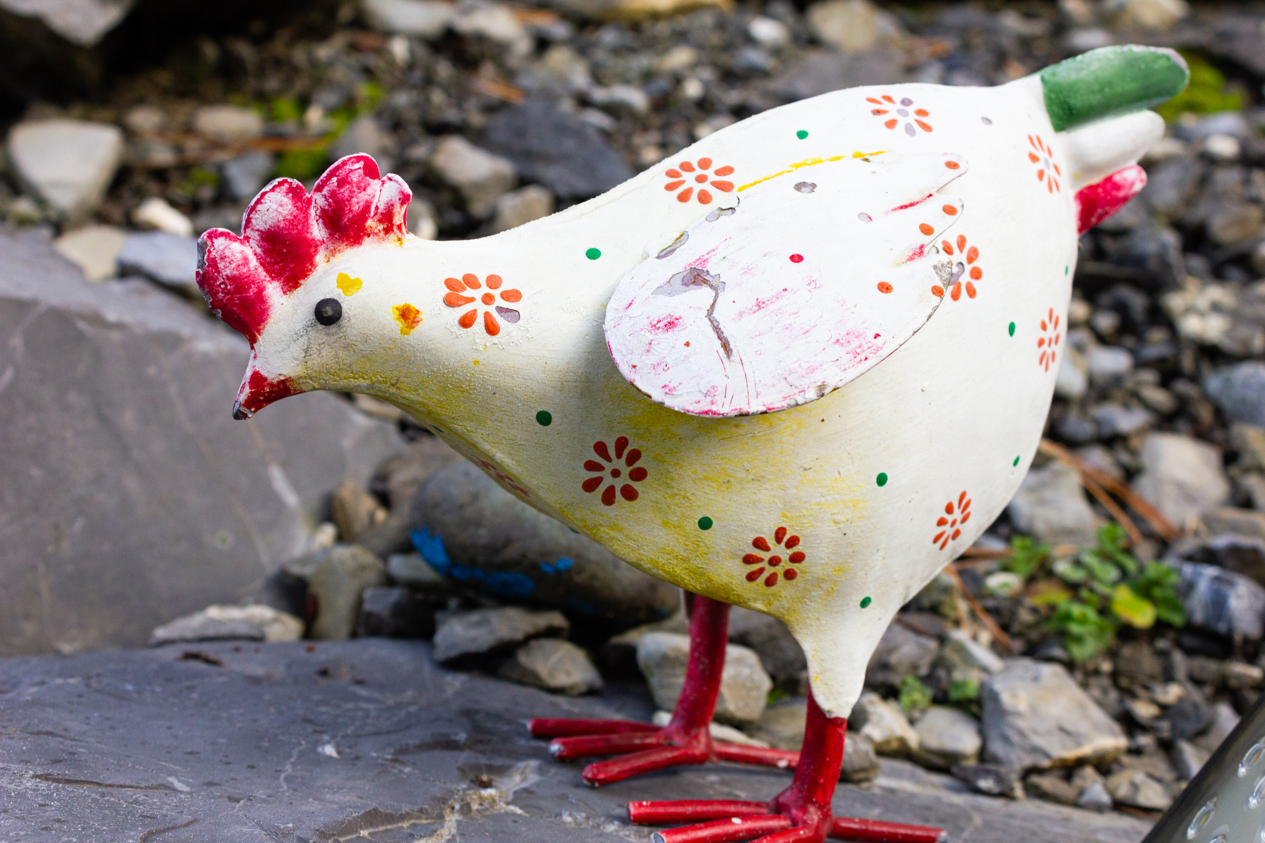 Dekorative Hühnerfigur im Außenbereich