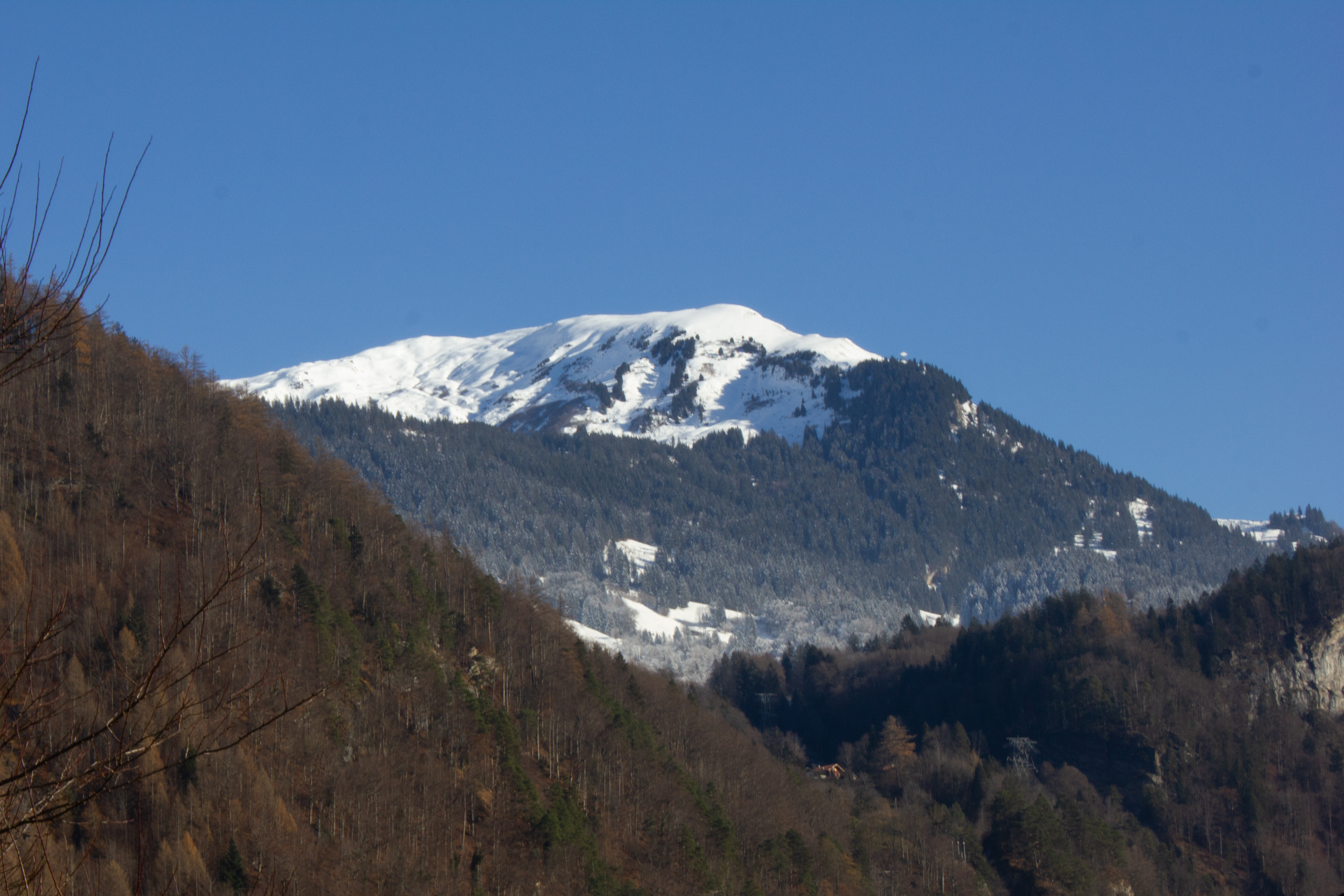 Berglandschaft mit Schneegipfel