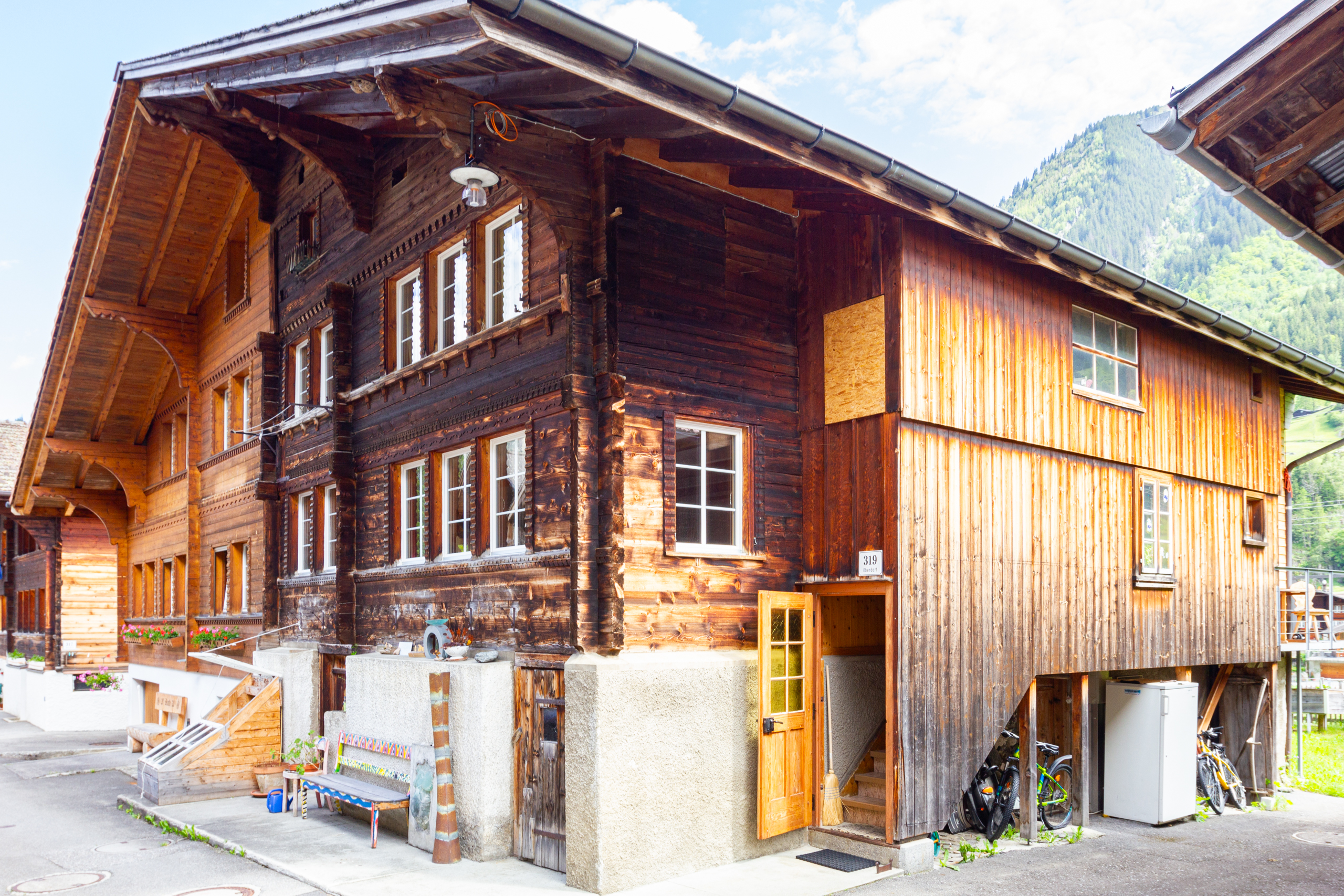 Traditionelles Holzchalet mit Bergkulisse