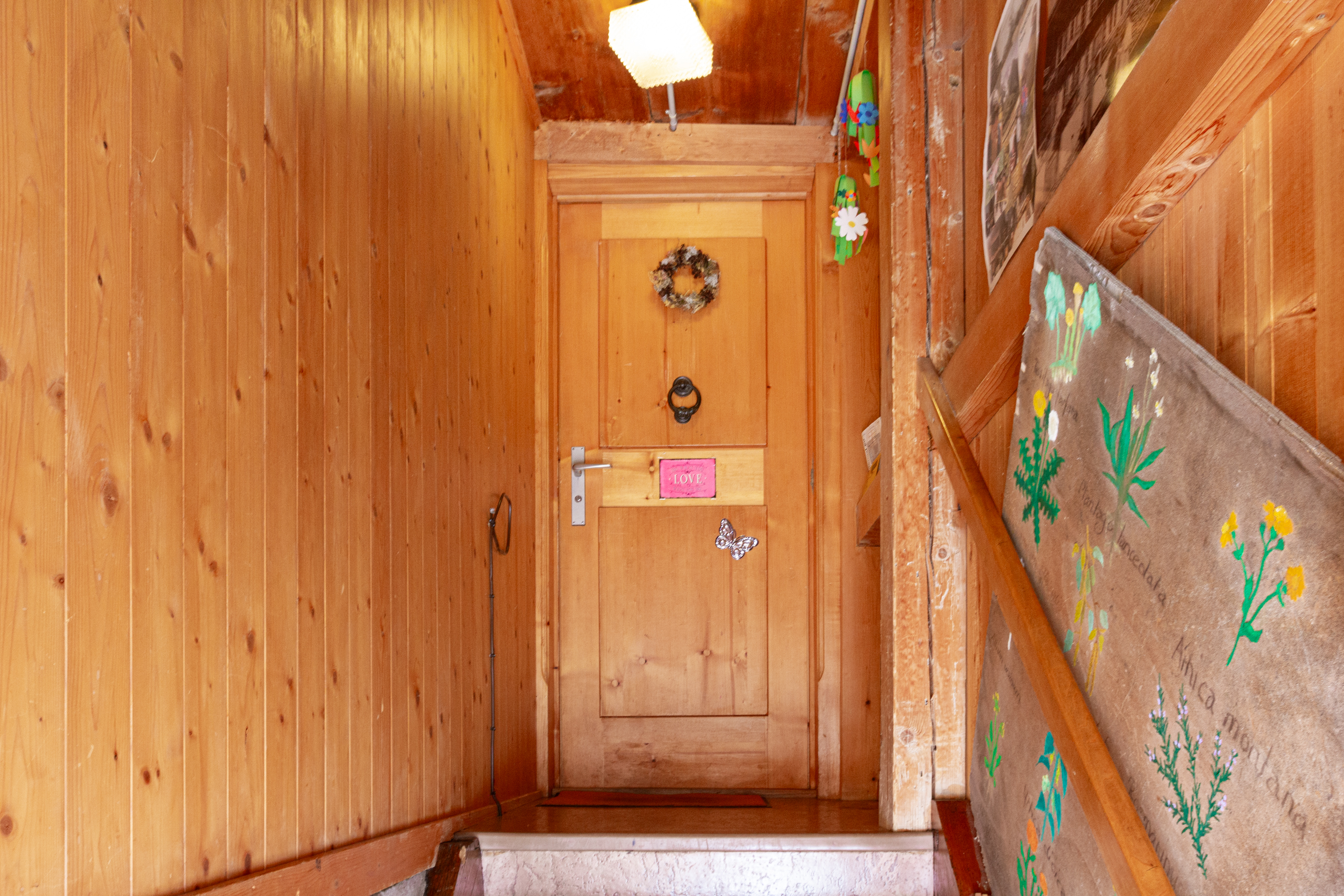 Holzvertäfelter Eingangsbereich mit Treppe
