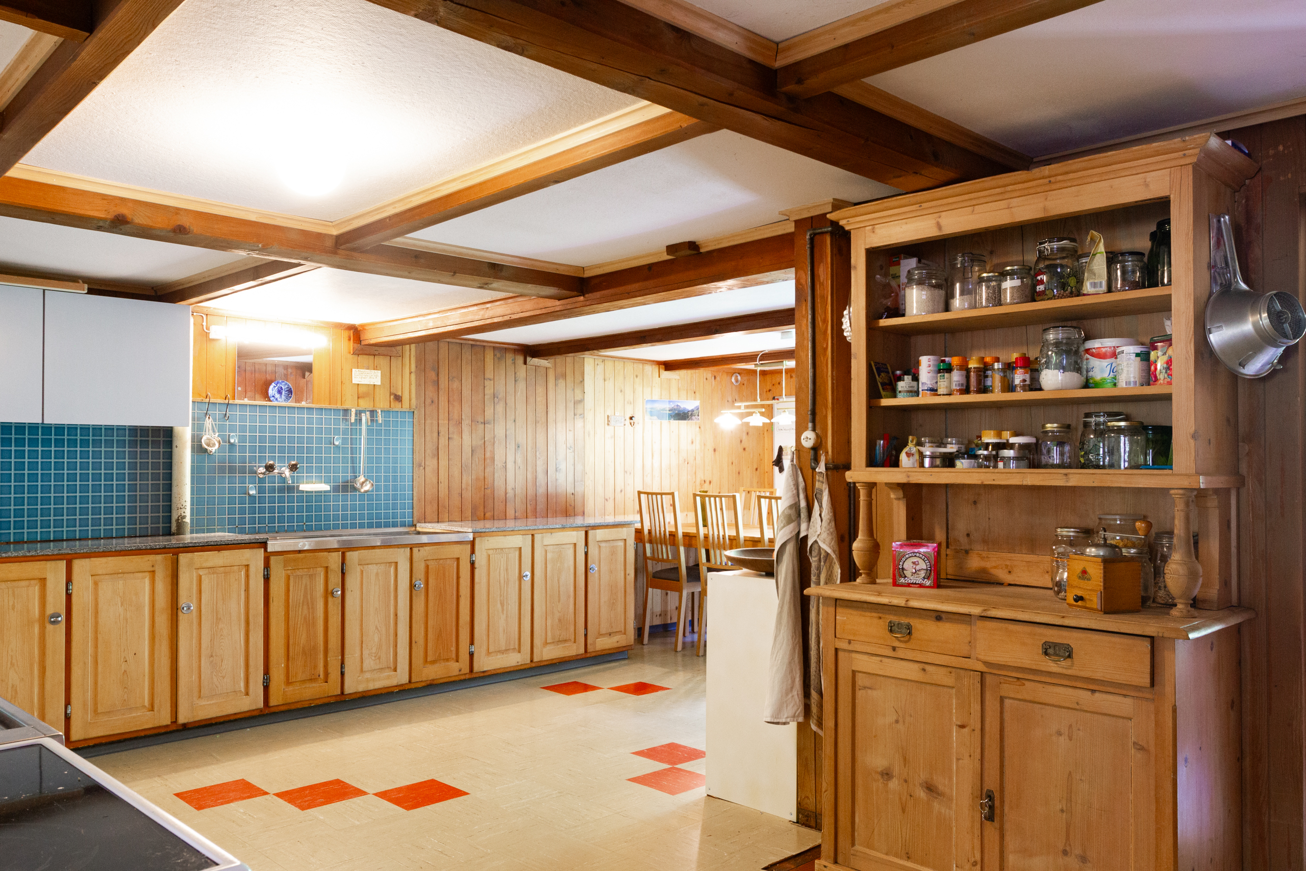 Rustikale Küche mit Holzvertäfelung