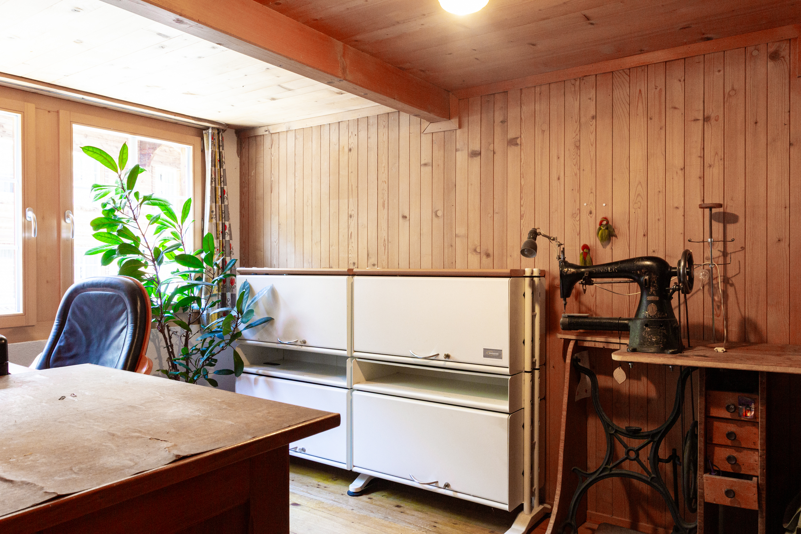 Gemütlicher Holzraum mit Nähmaschine