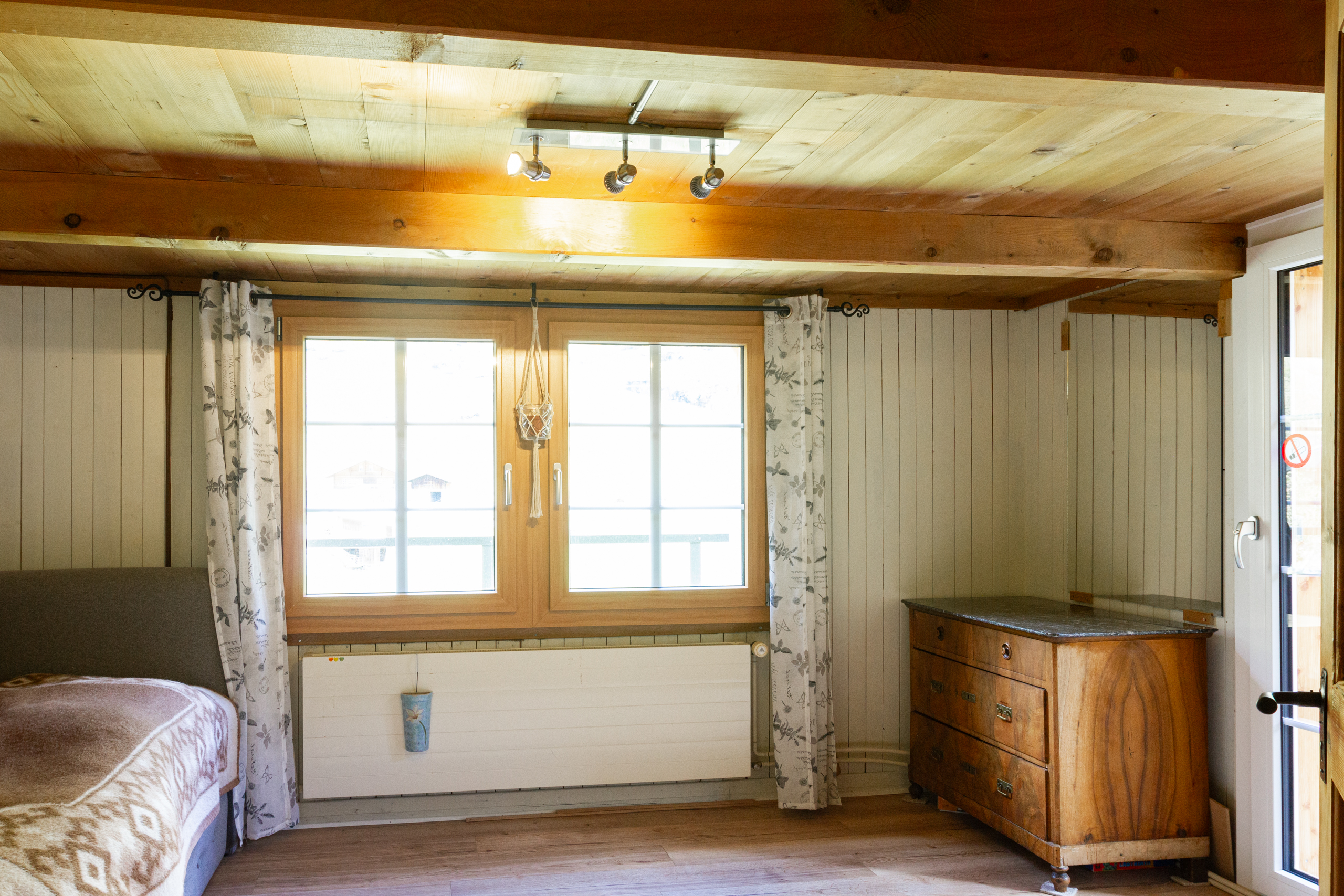 Gemütliches Schlafzimmer mit Holzdecke