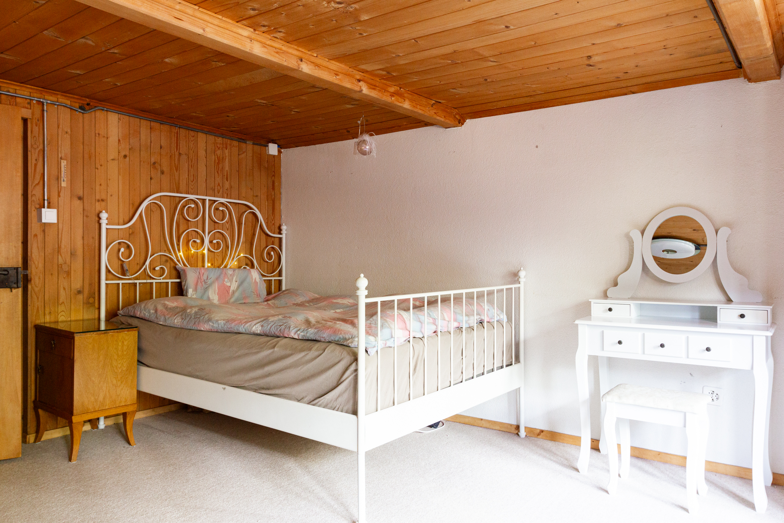 Gemütliches Schlafzimmer mit Holzdecke