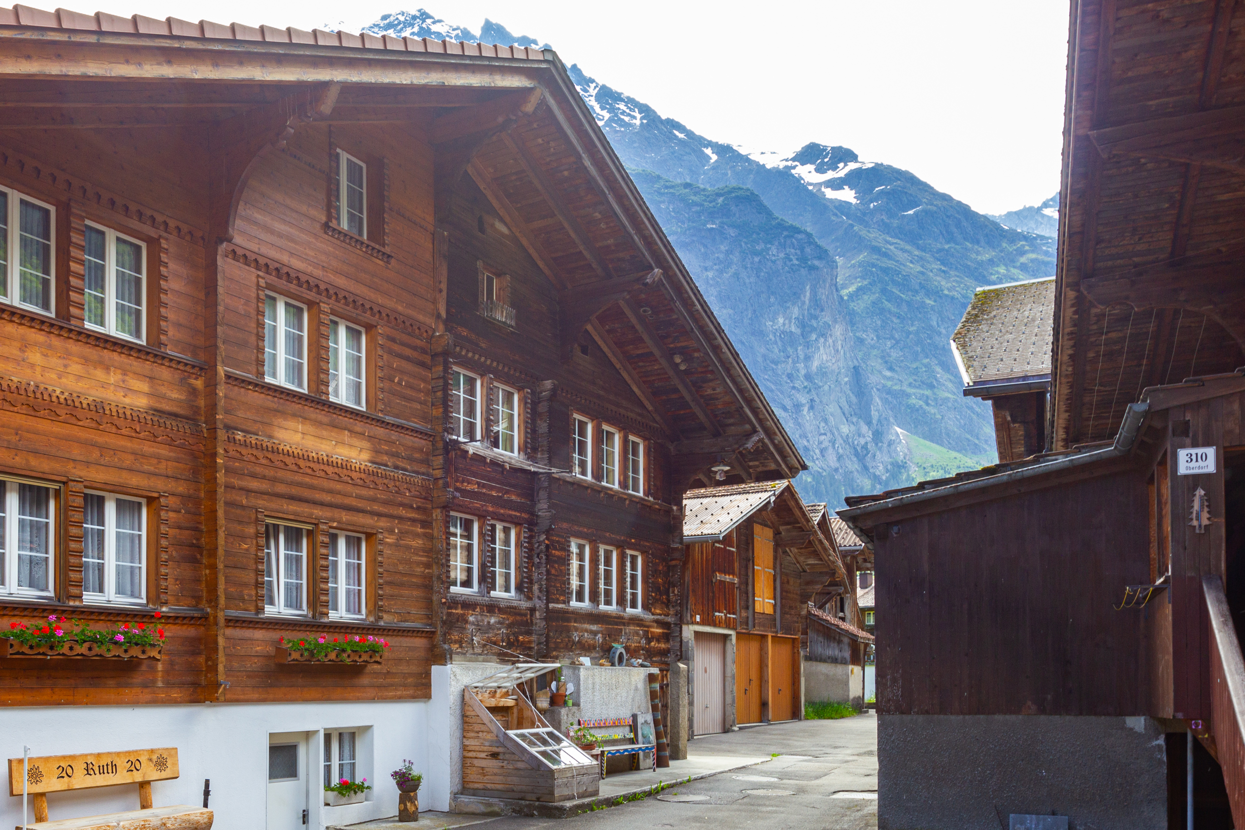 Alpines Dorf mit Holzchalets