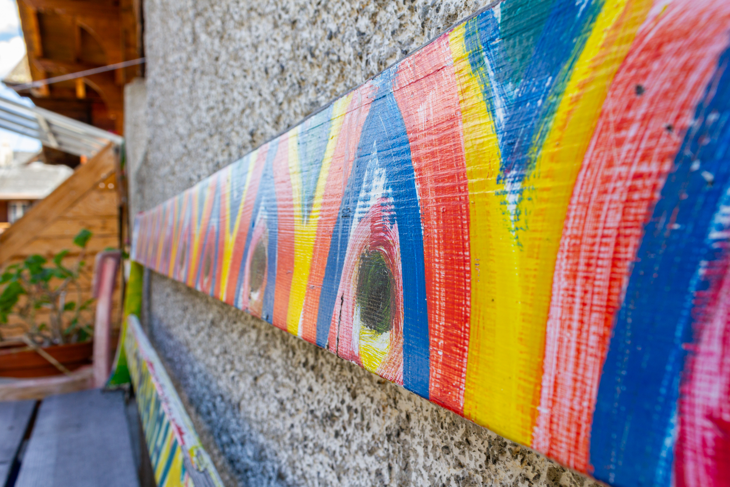 Bunte Holzleiste an einer Außenwand