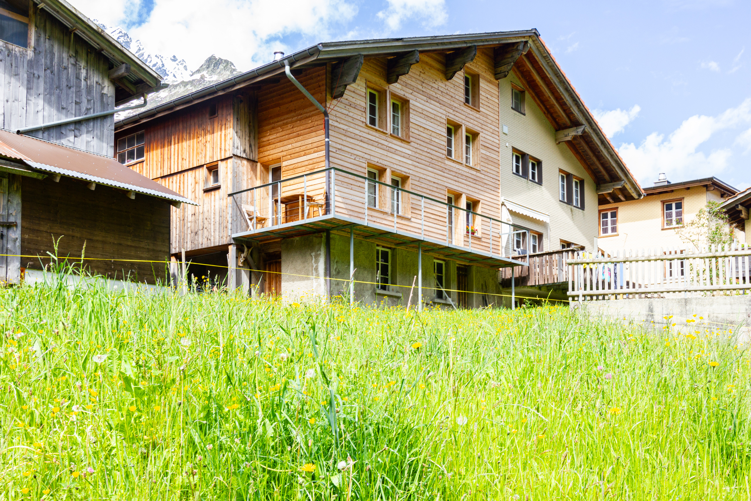 Alpenhaus mit Holzfassade und Balkon