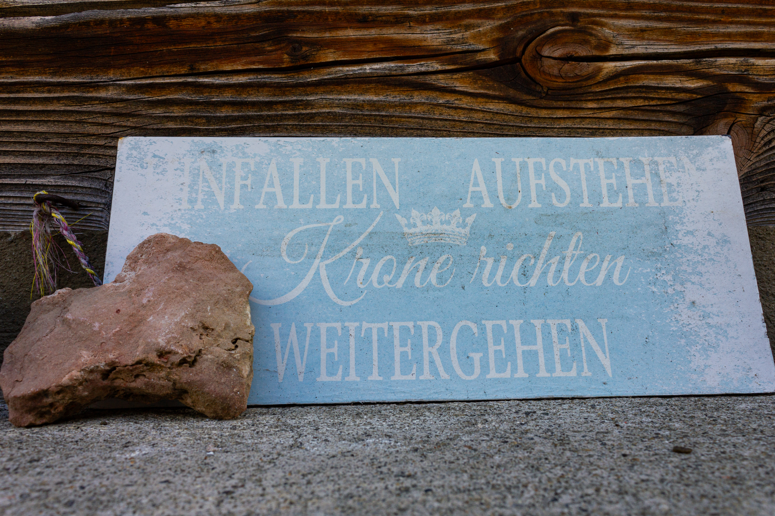 Verwittertes Schild mit Spruch