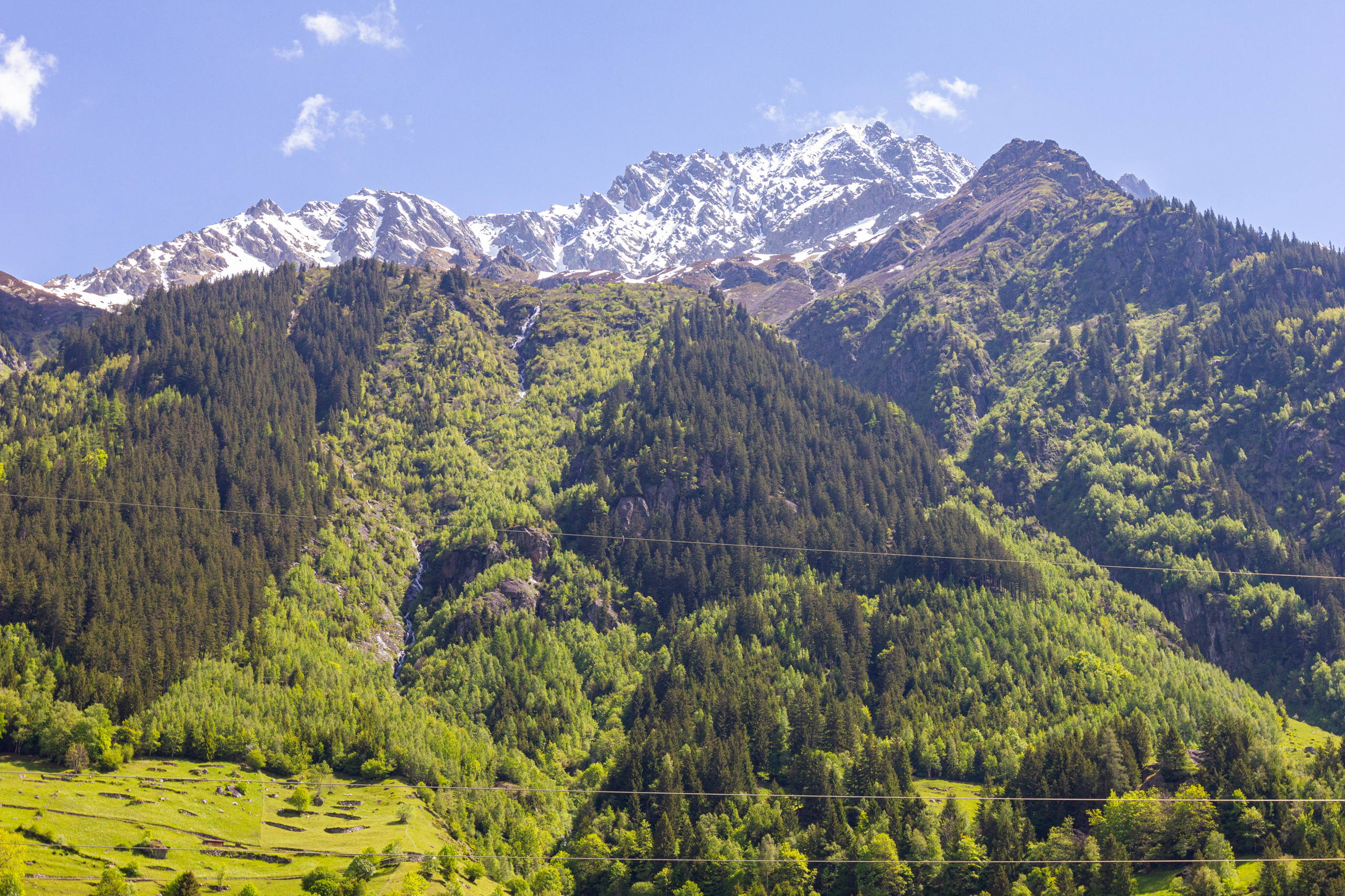 Berglandschaft mit schneebedeckten Gipfeln