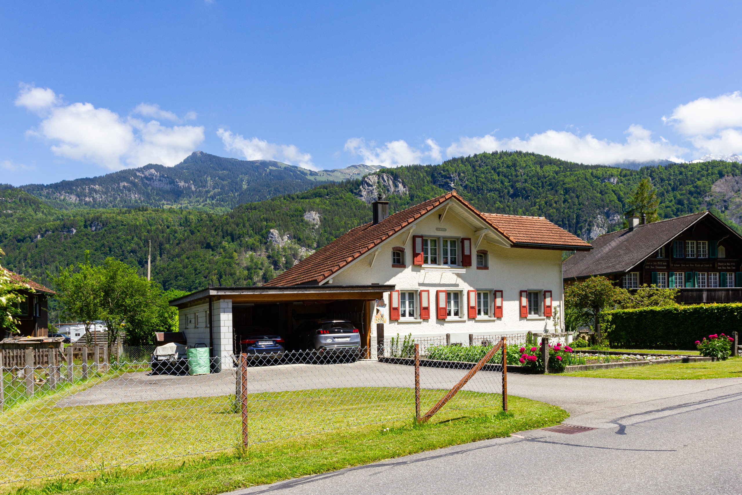 Alpenhaus mit Garage und Bergpanorama