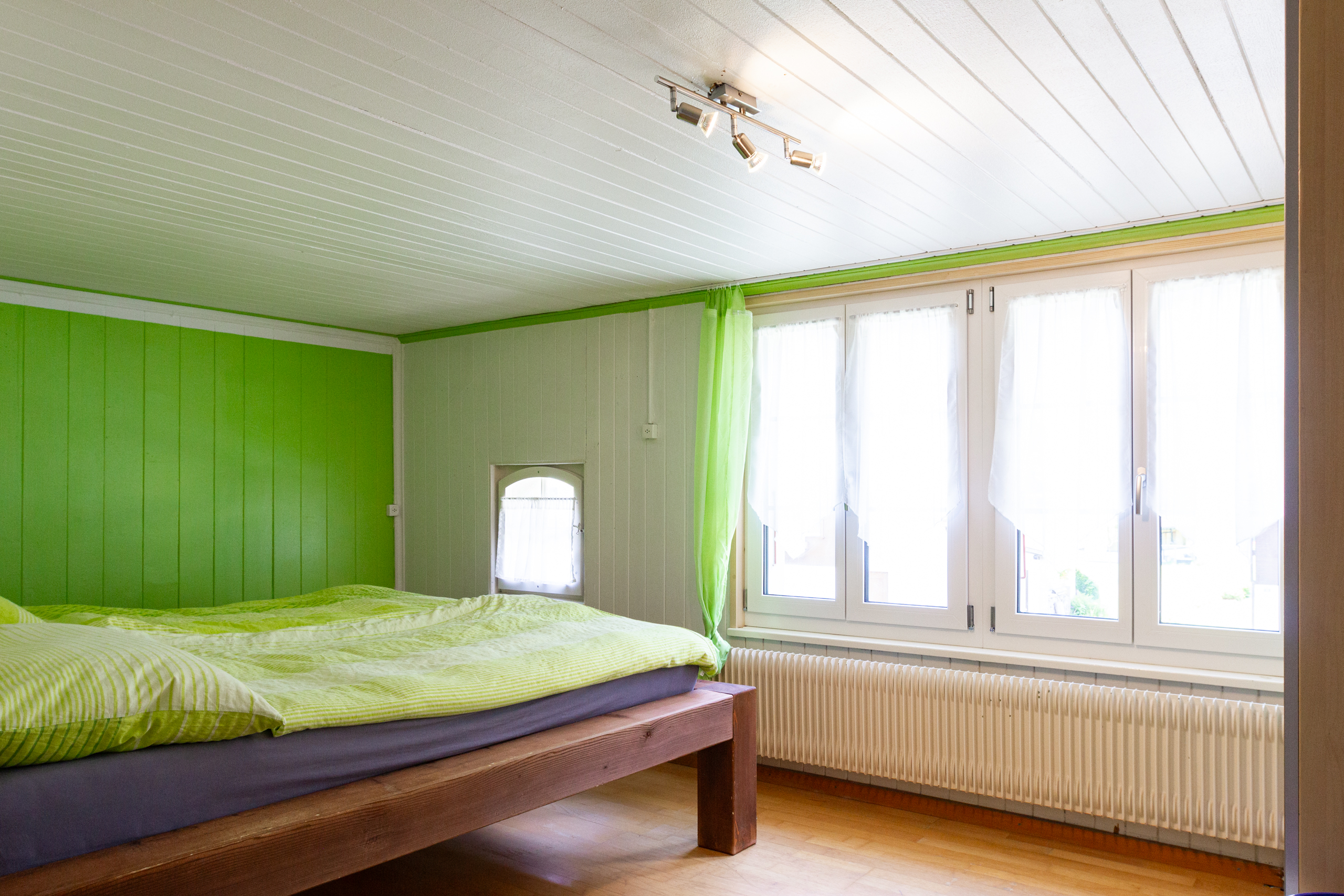 Schlafzimmer mit grünen Akzenten