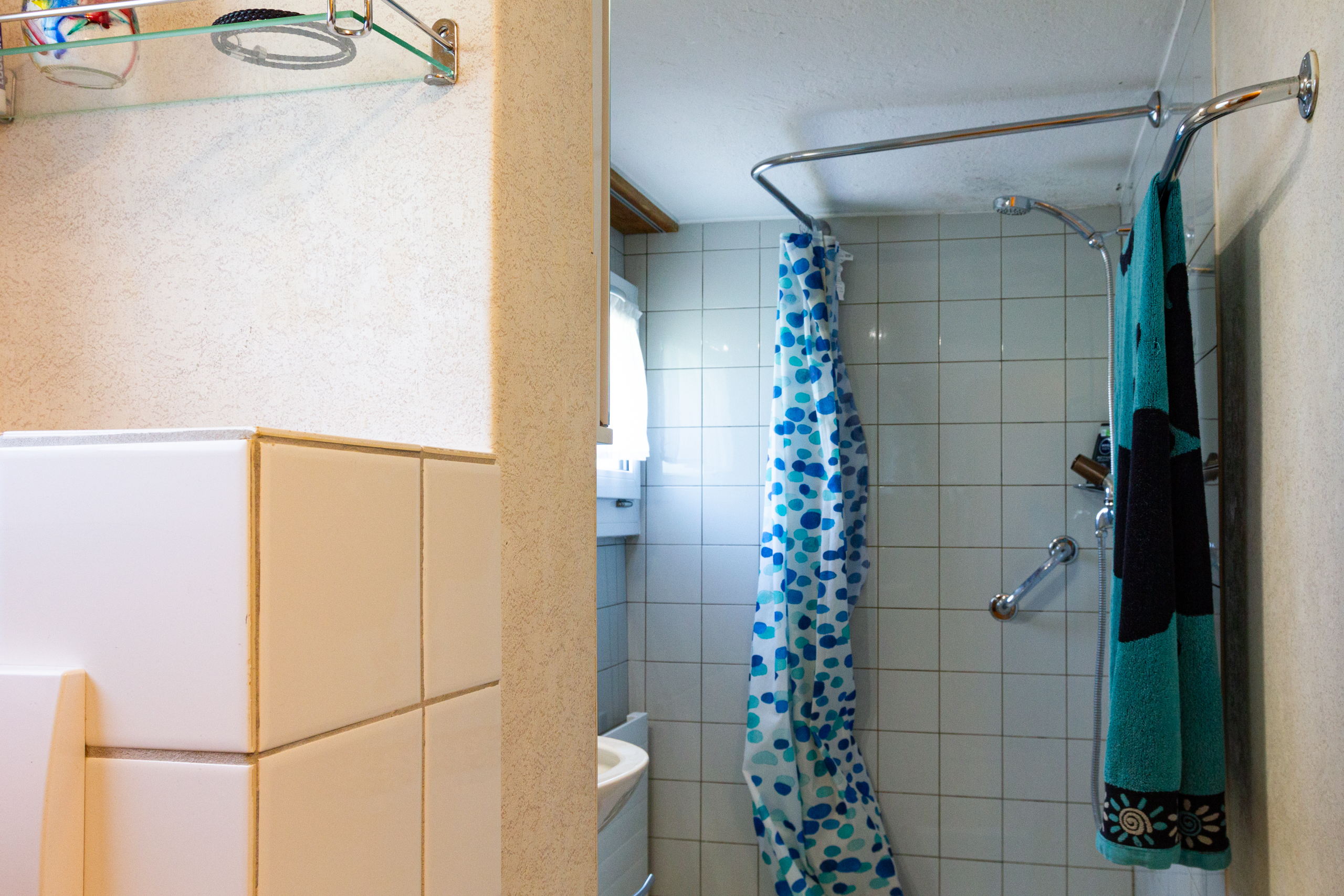 Kleines Badezimmer mit Dusche