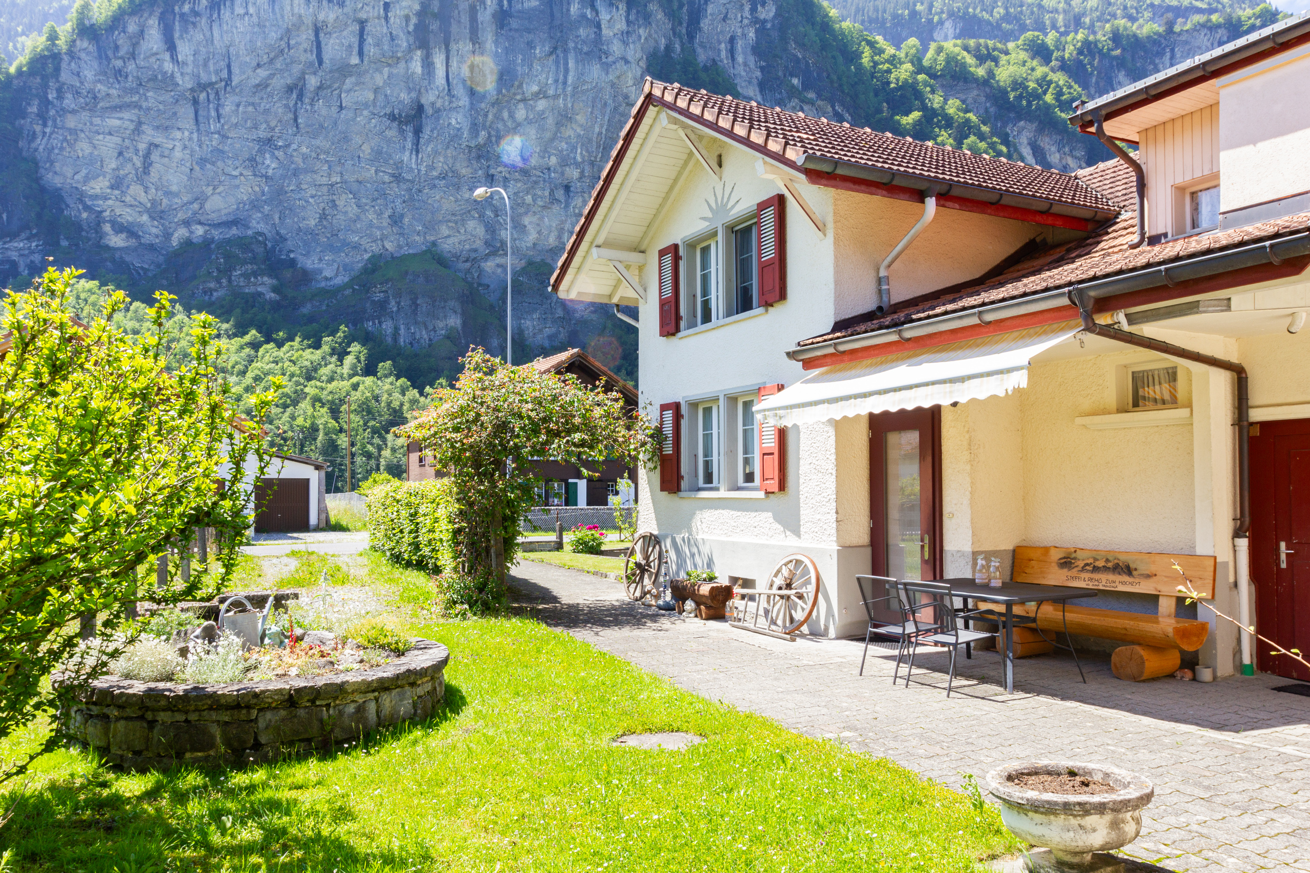 Haus mit Bergkulisse und Garten