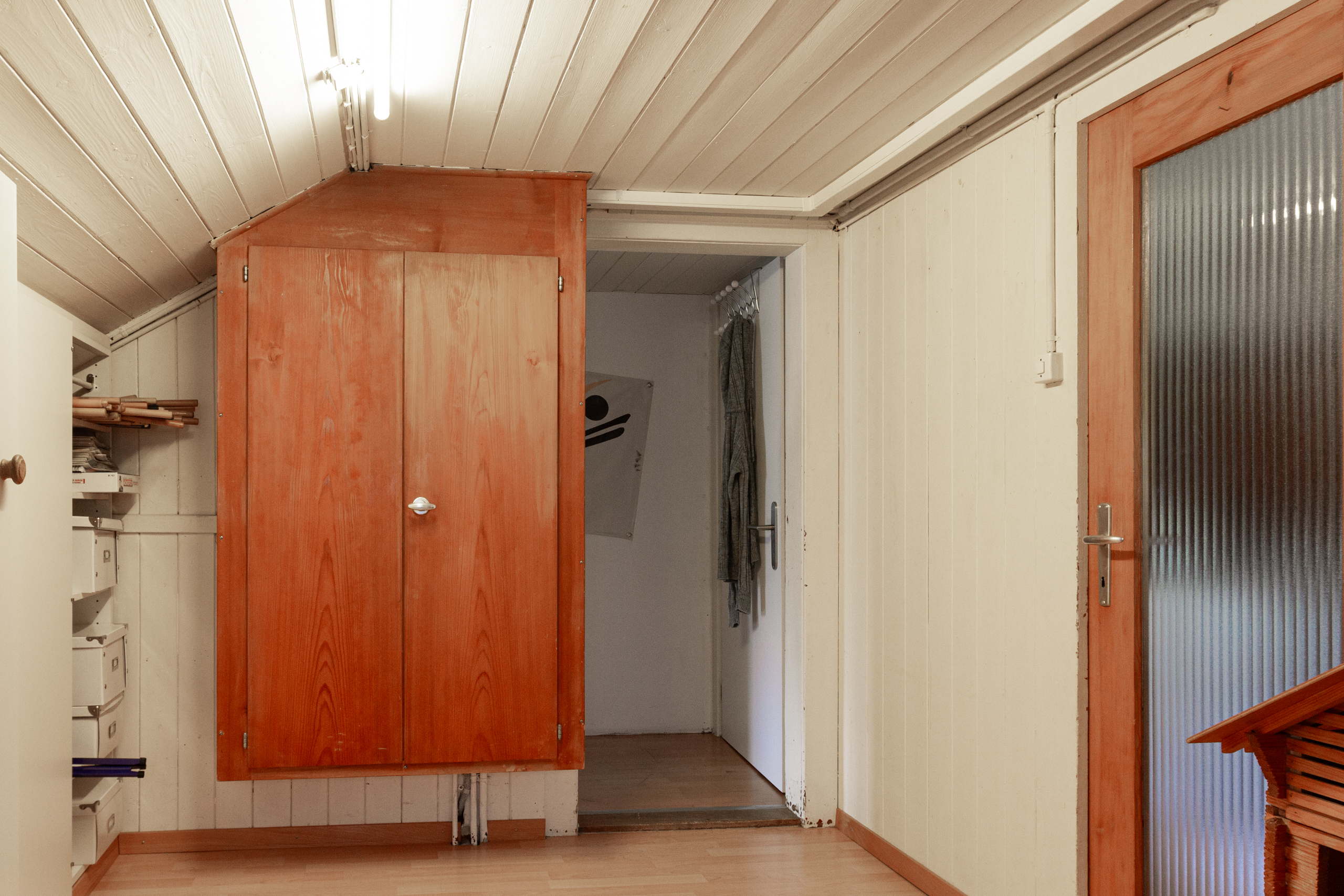 Dachgeschoss-Flur mit Abstellschrank