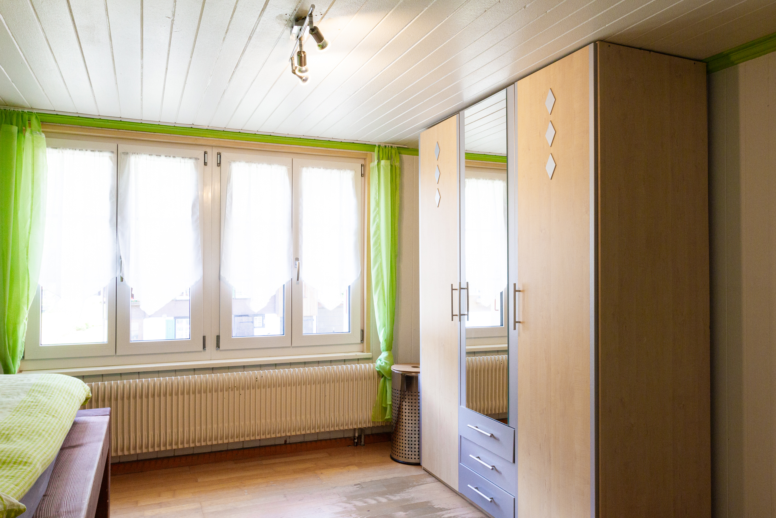 Helles Schlafzimmer mit Kleiderschrank