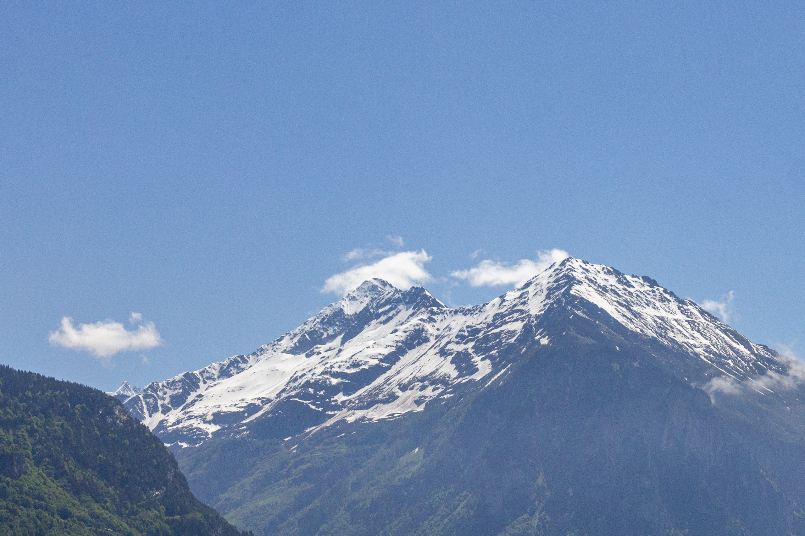 Bergpanorama mit schneebedeckten Gipfeln