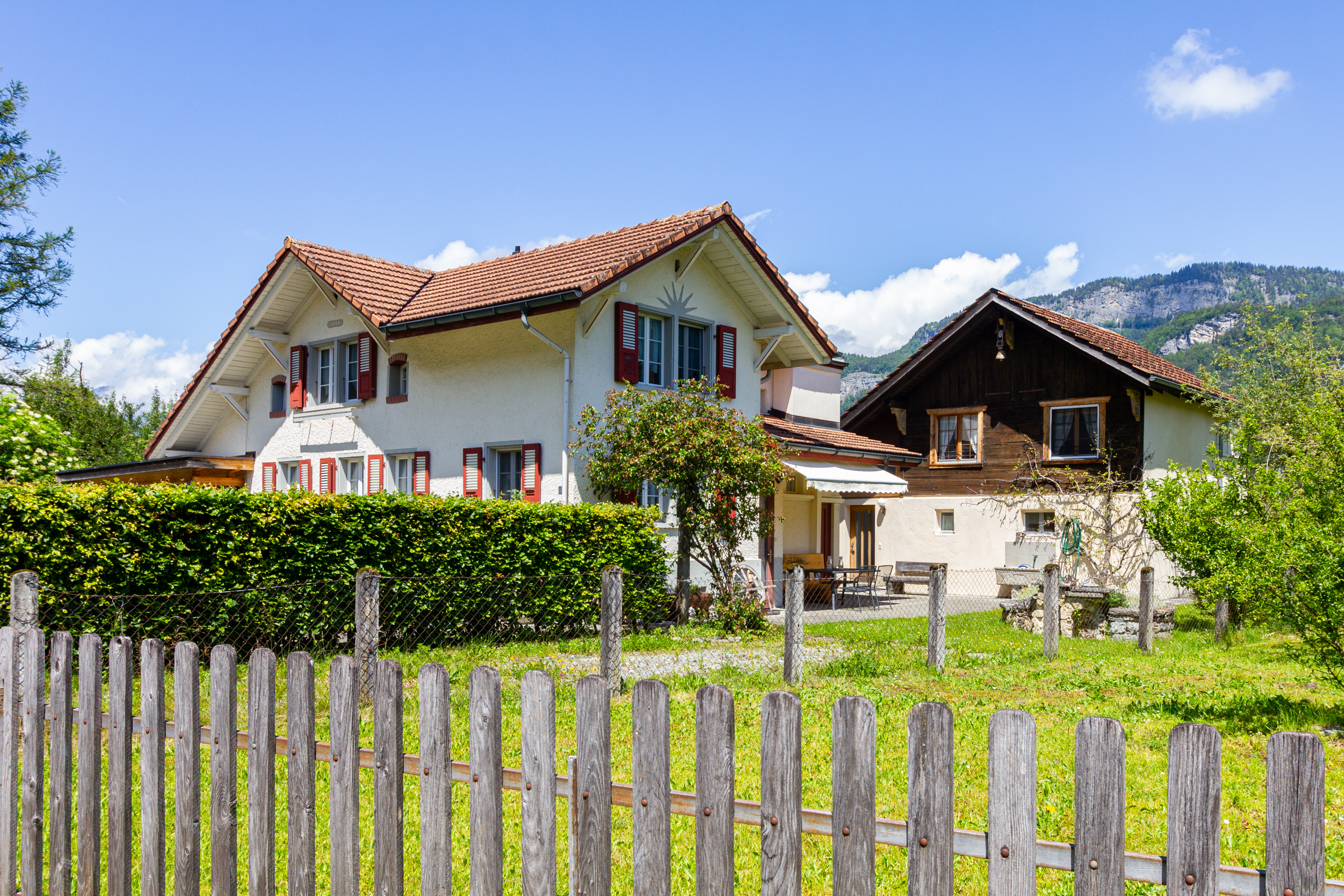 Ländliches Wohnhaus mit Garten und Bergkulisse