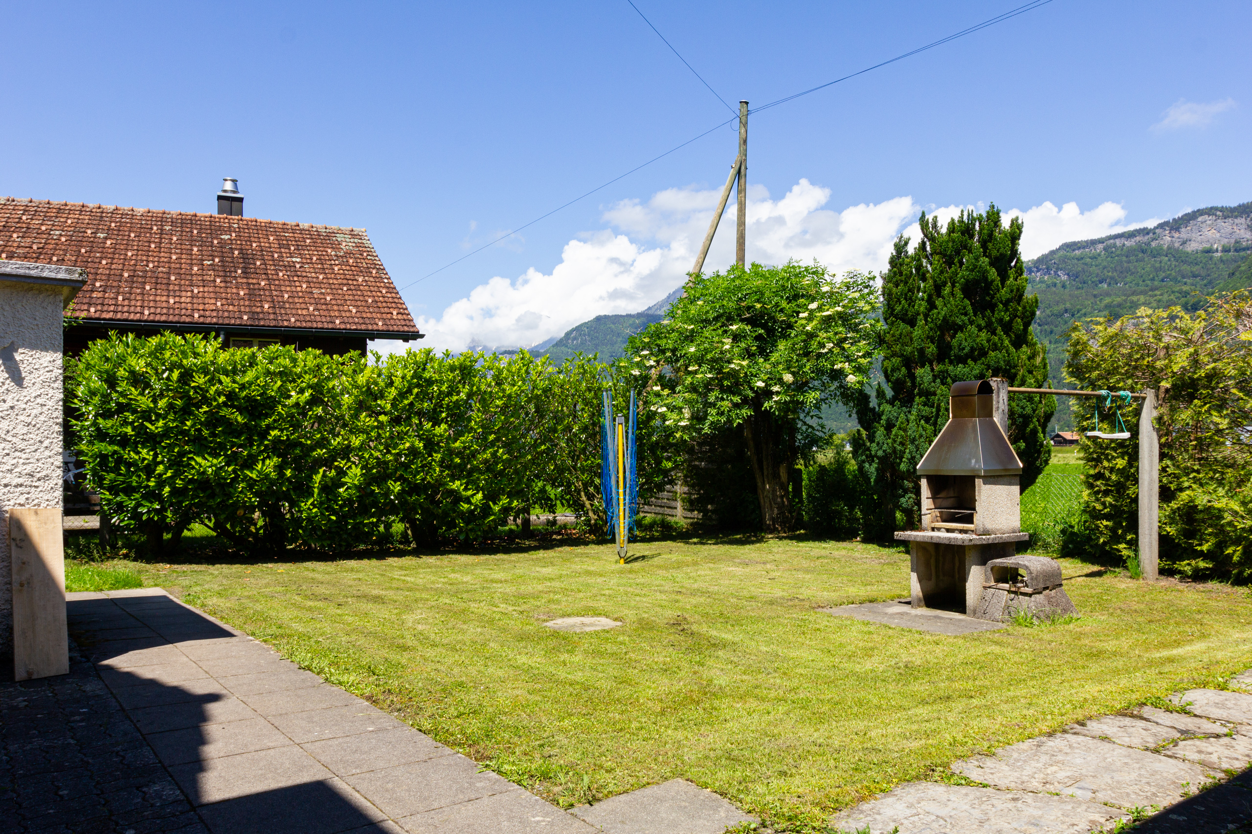 Großer Garten mit Grillplatz und Bergblick