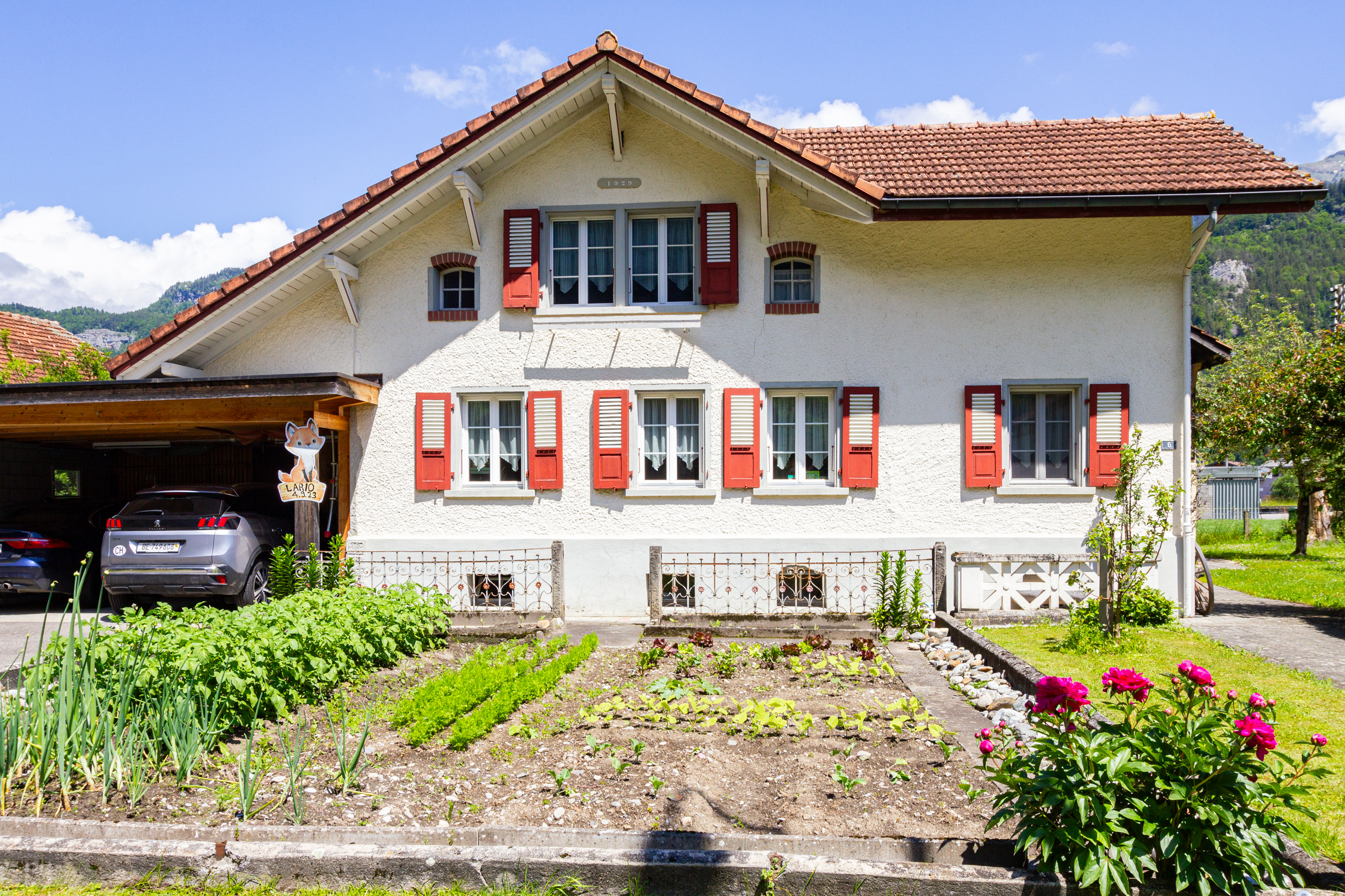 Außenansicht eines traditionellen Hauses mit Garten