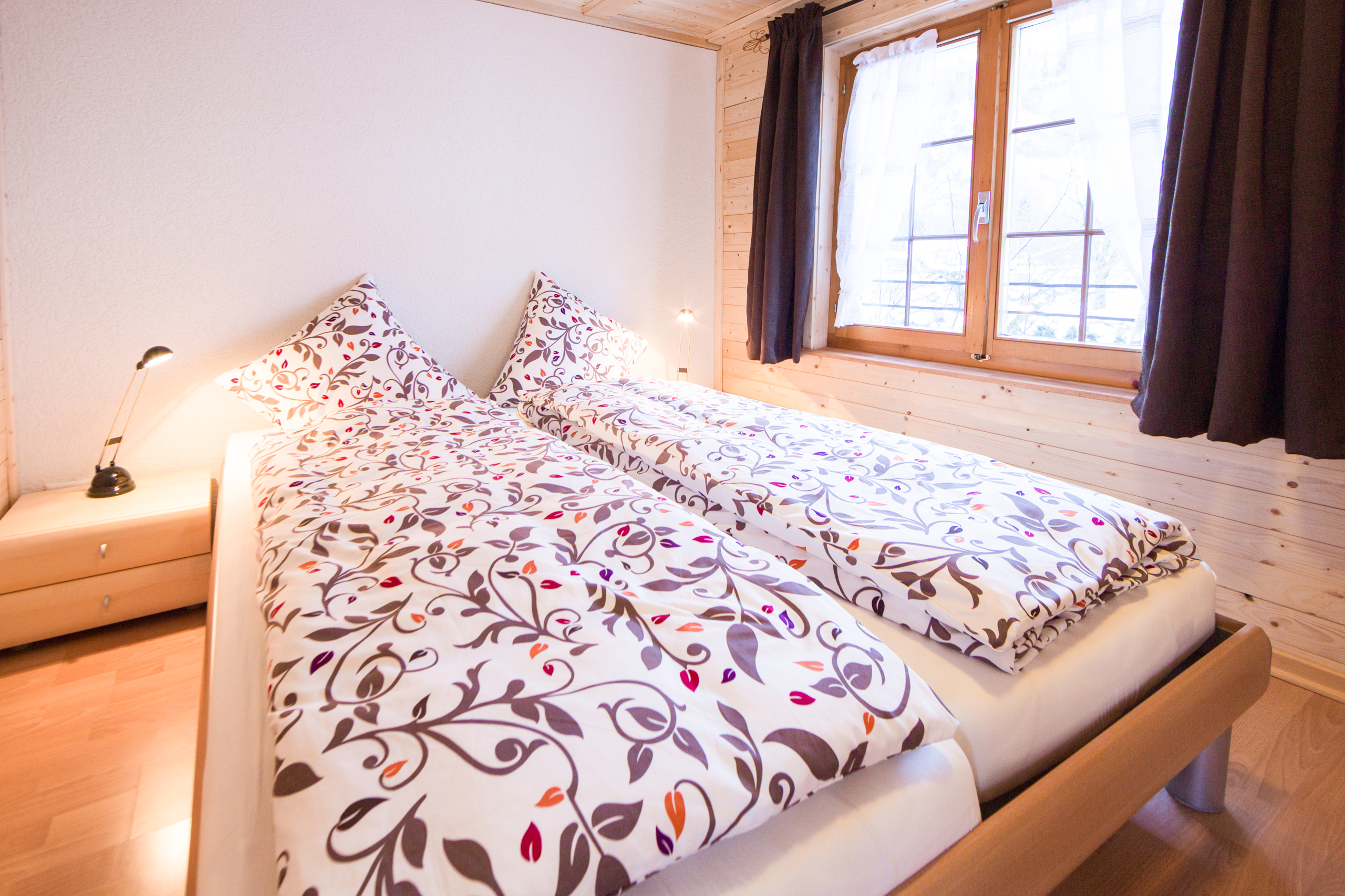 Gemütliches Schlafzimmer mit Doppelbett