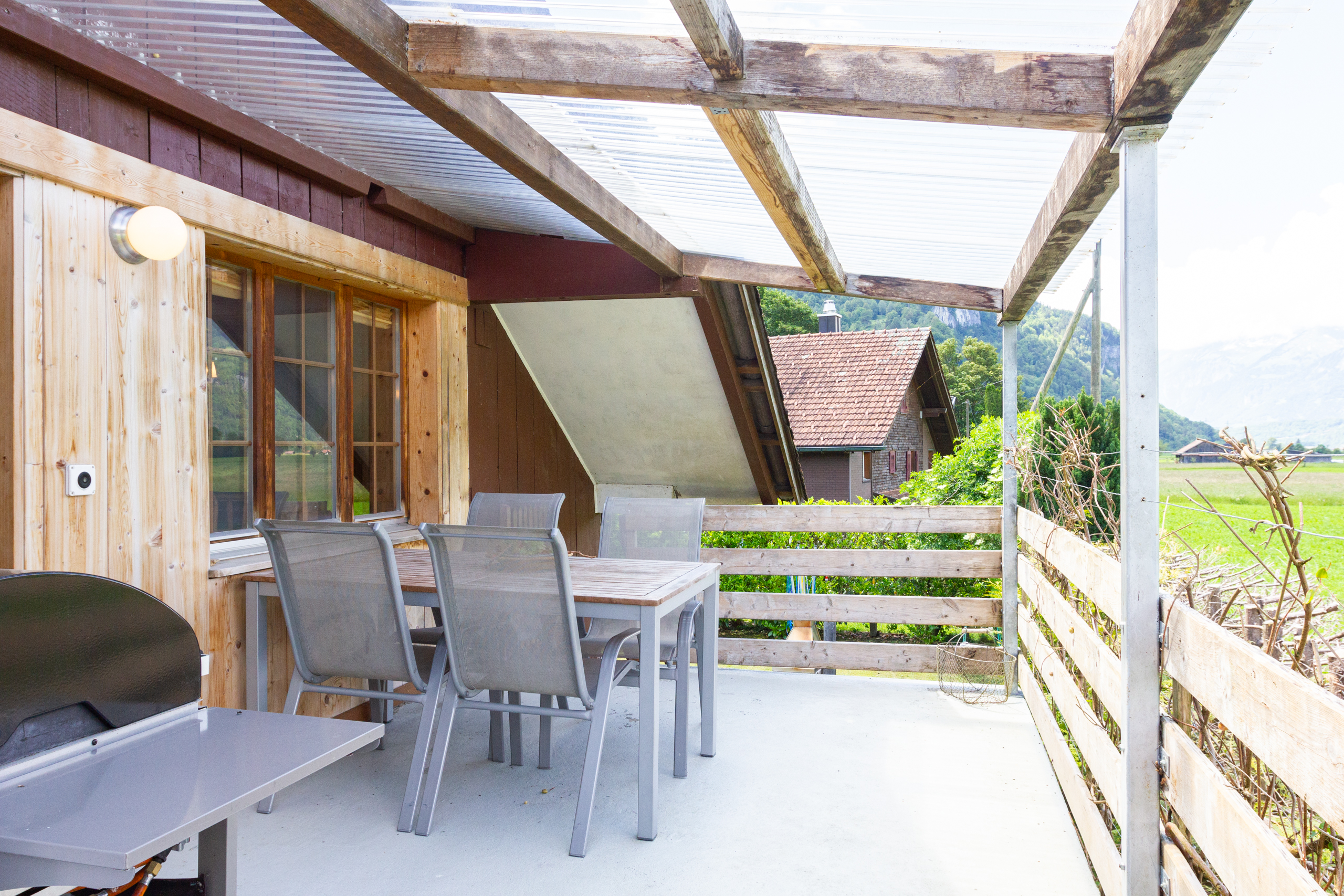 Überdachte Terrasse mit Bergblick