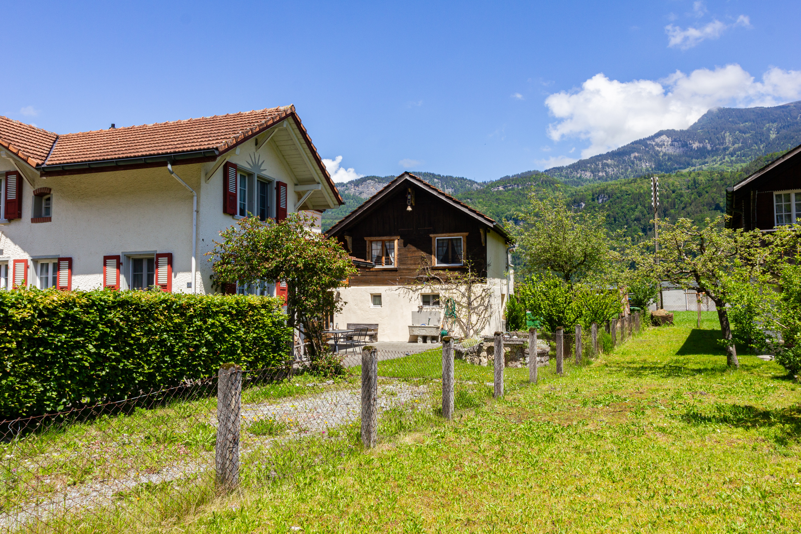 Bergblick auf Wohnhäuser mit Garten