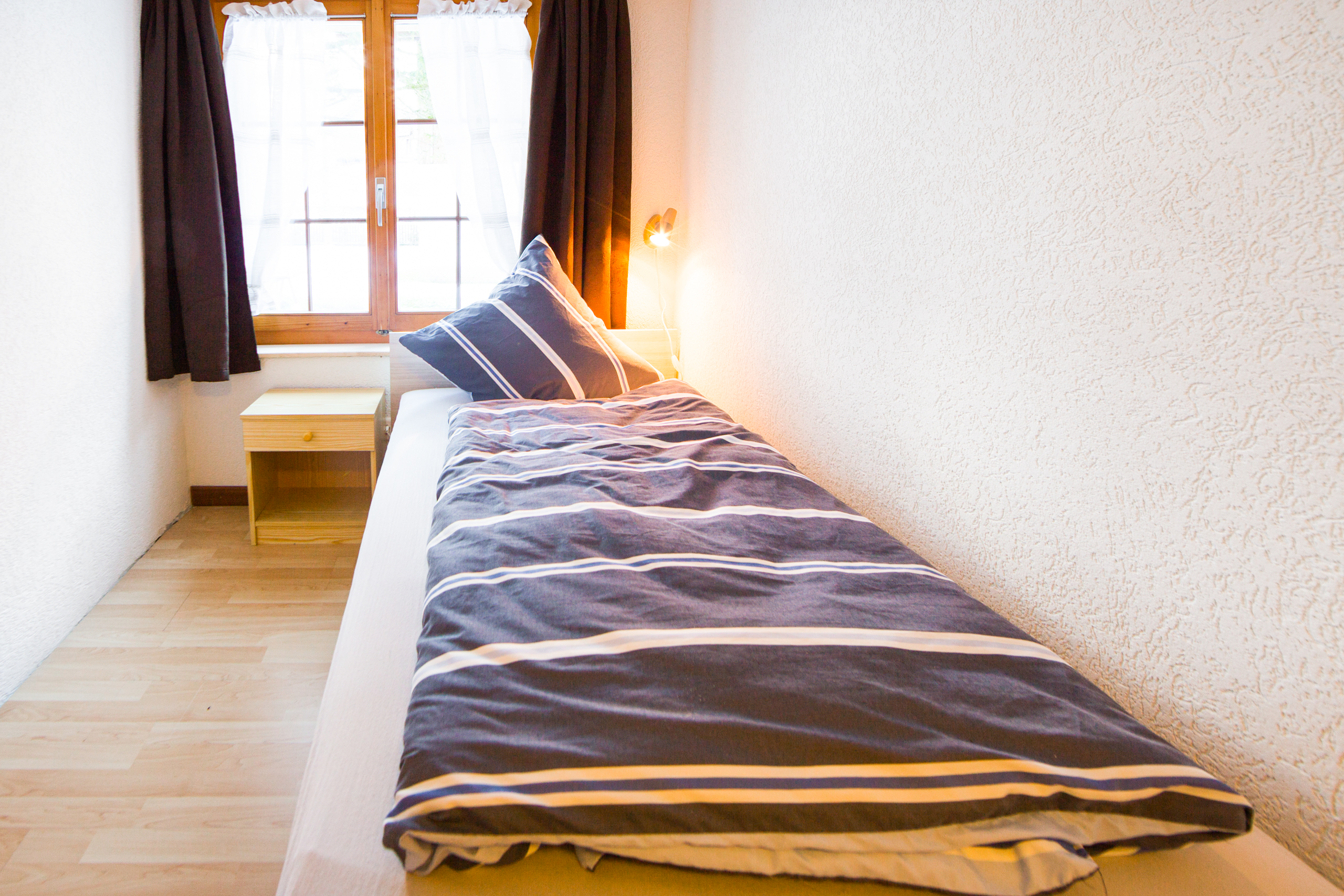 Schmales Schlafzimmer mit Einzelbett