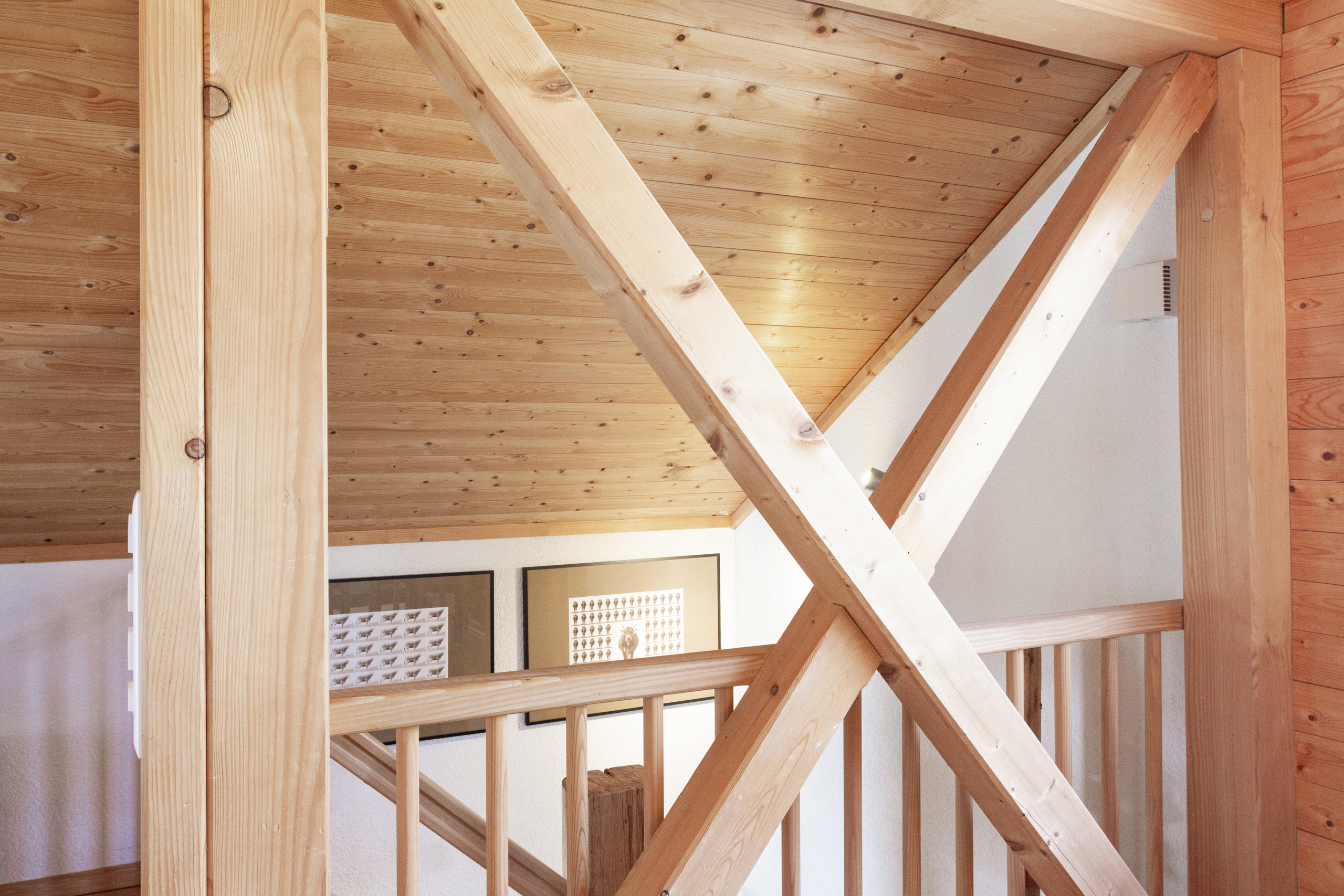 Treppenbereich mit Holzverkleidung
