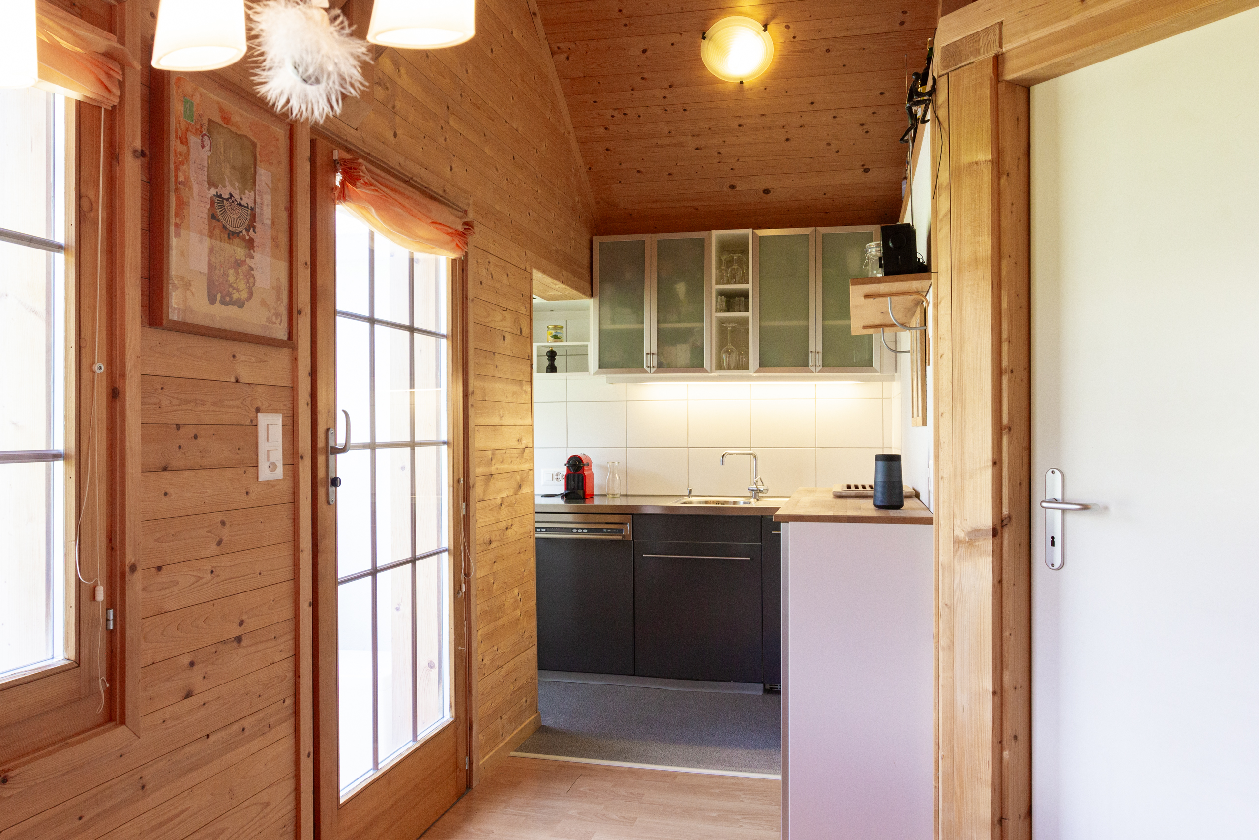 Gemütlicher Küchenflur mit Holzverkleidung