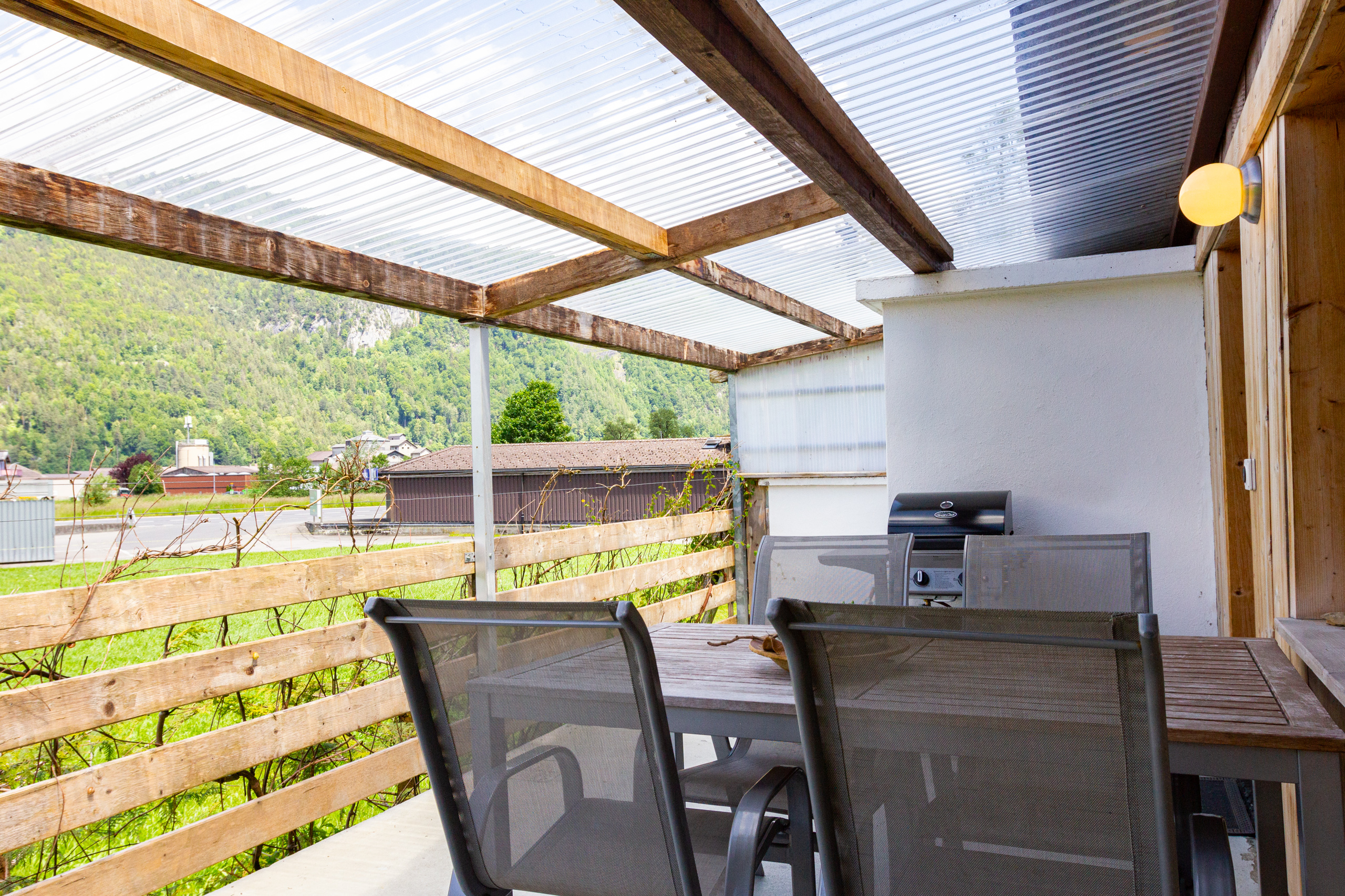 Überdachte Terrasse mit Bergblick