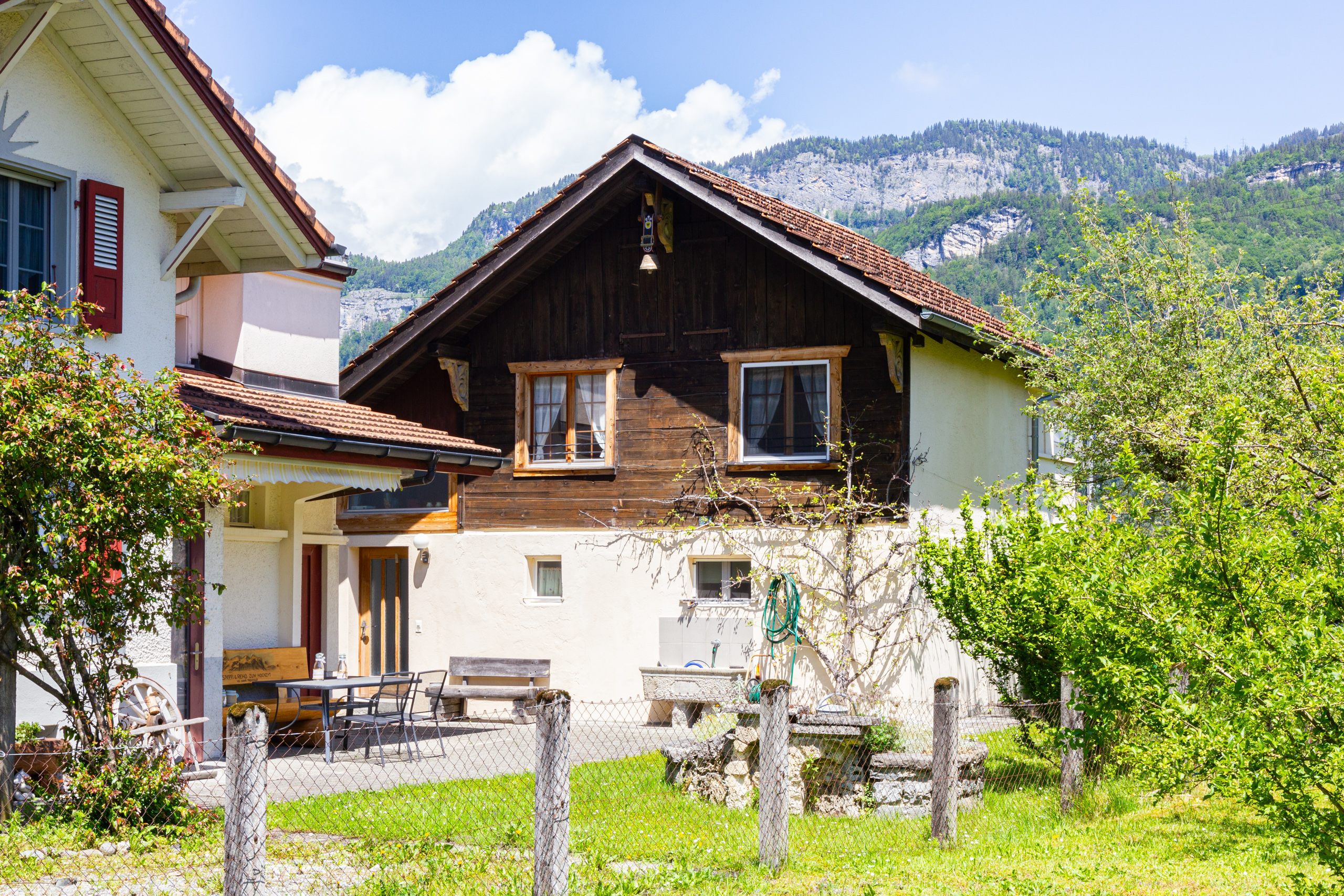 Alpenhaus mit Garten und Bergkulisse