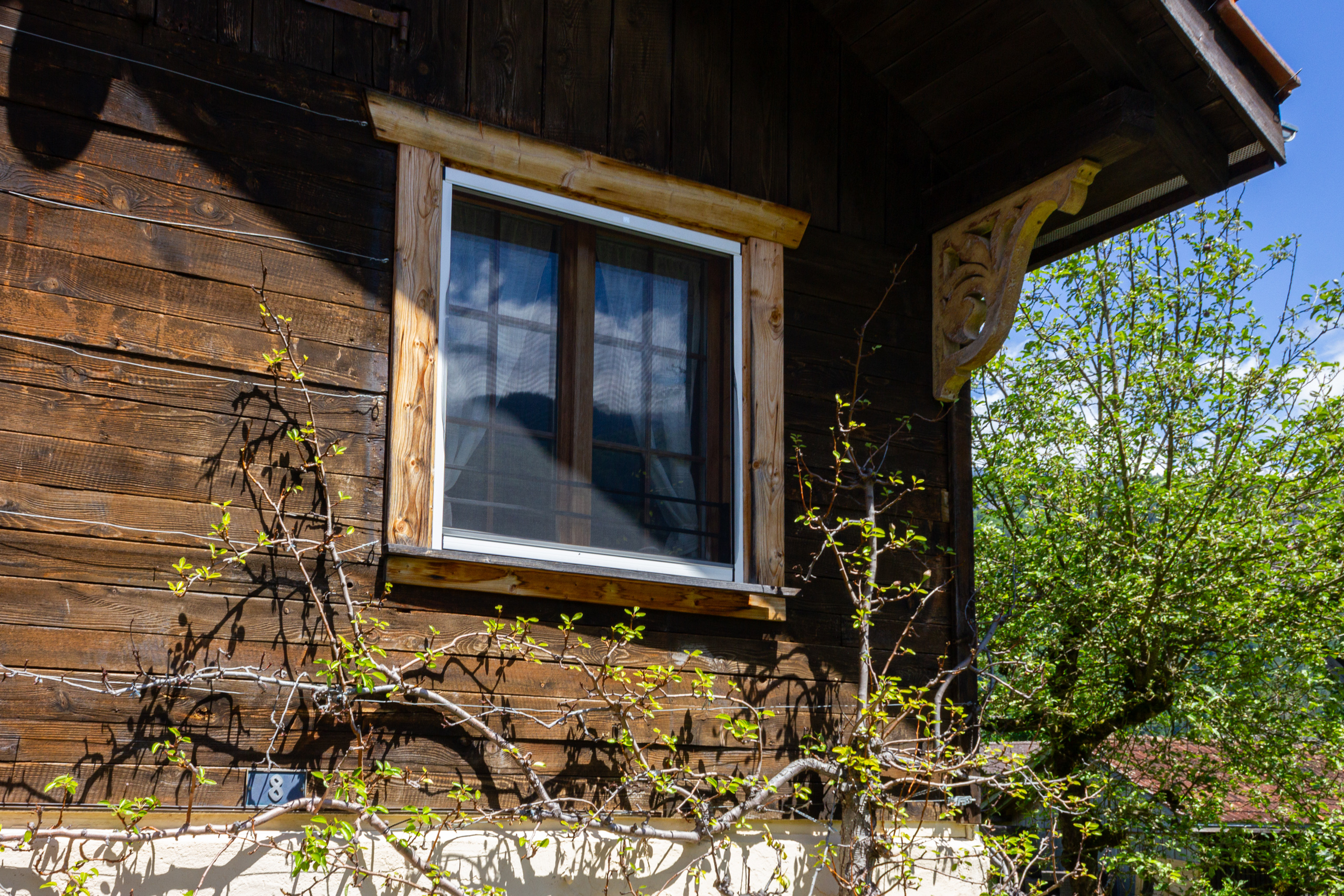 Holzfassade mit Fenster