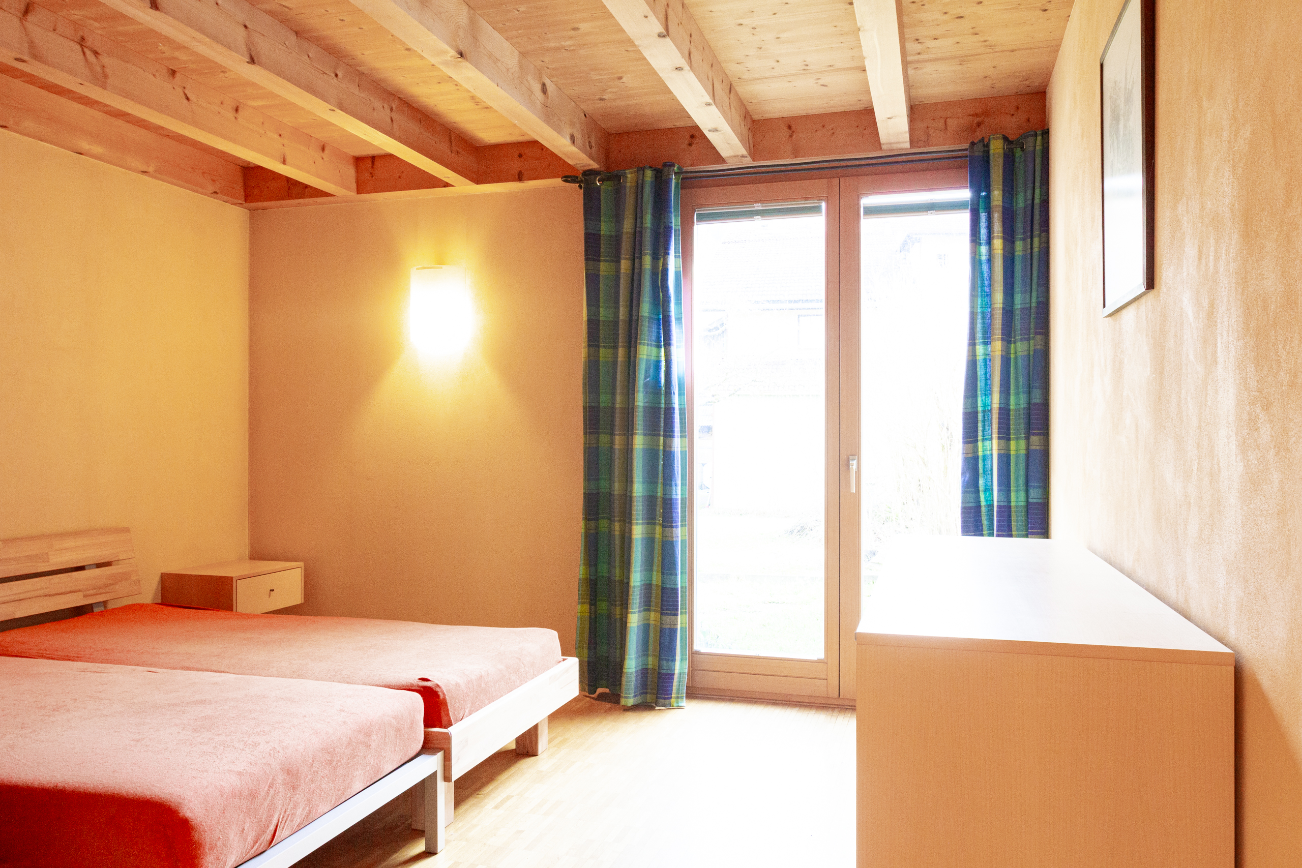 Helles Schlafzimmer mit Holzbalkendecke