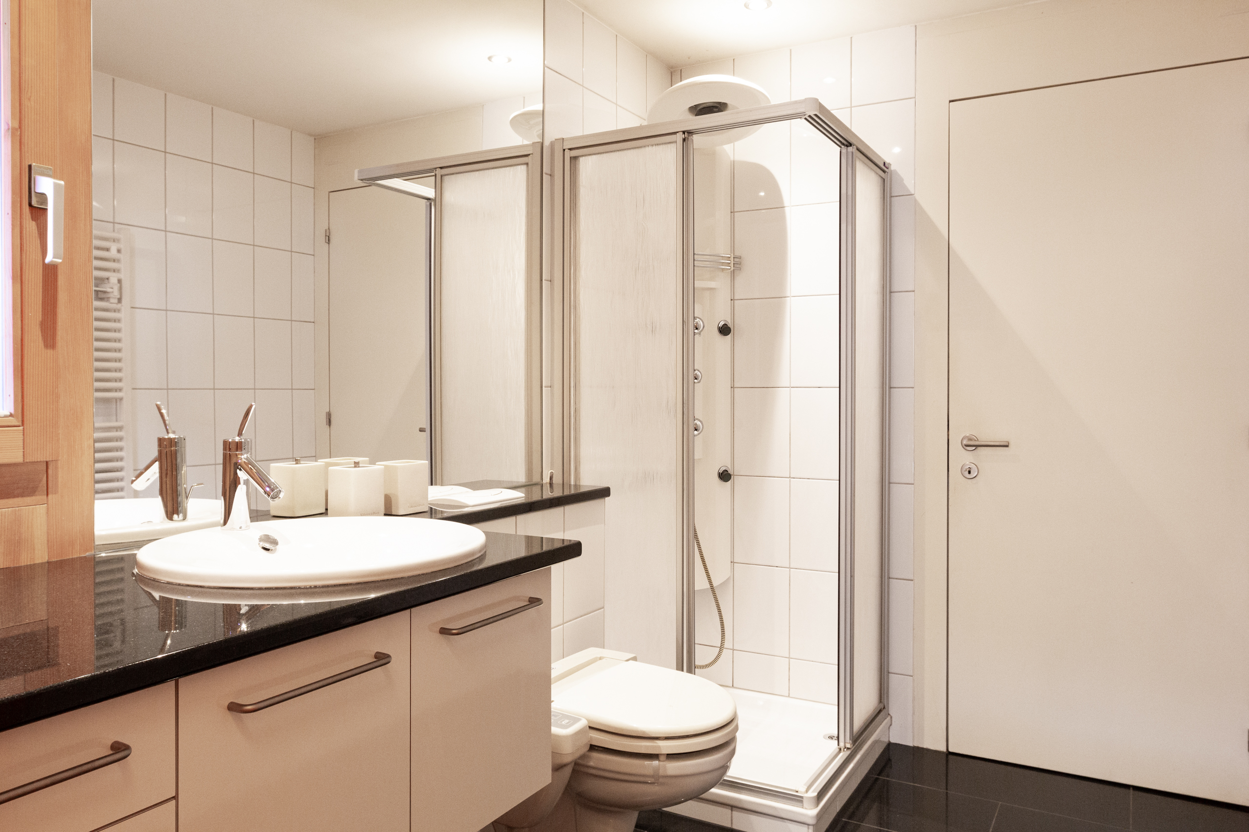Modernes Badezimmer mit Dusche und WC