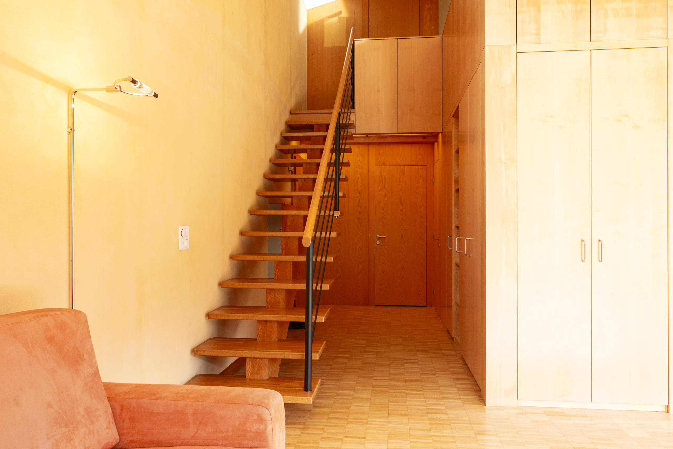 Wohnbereich mit Treppe und Einbauschrank