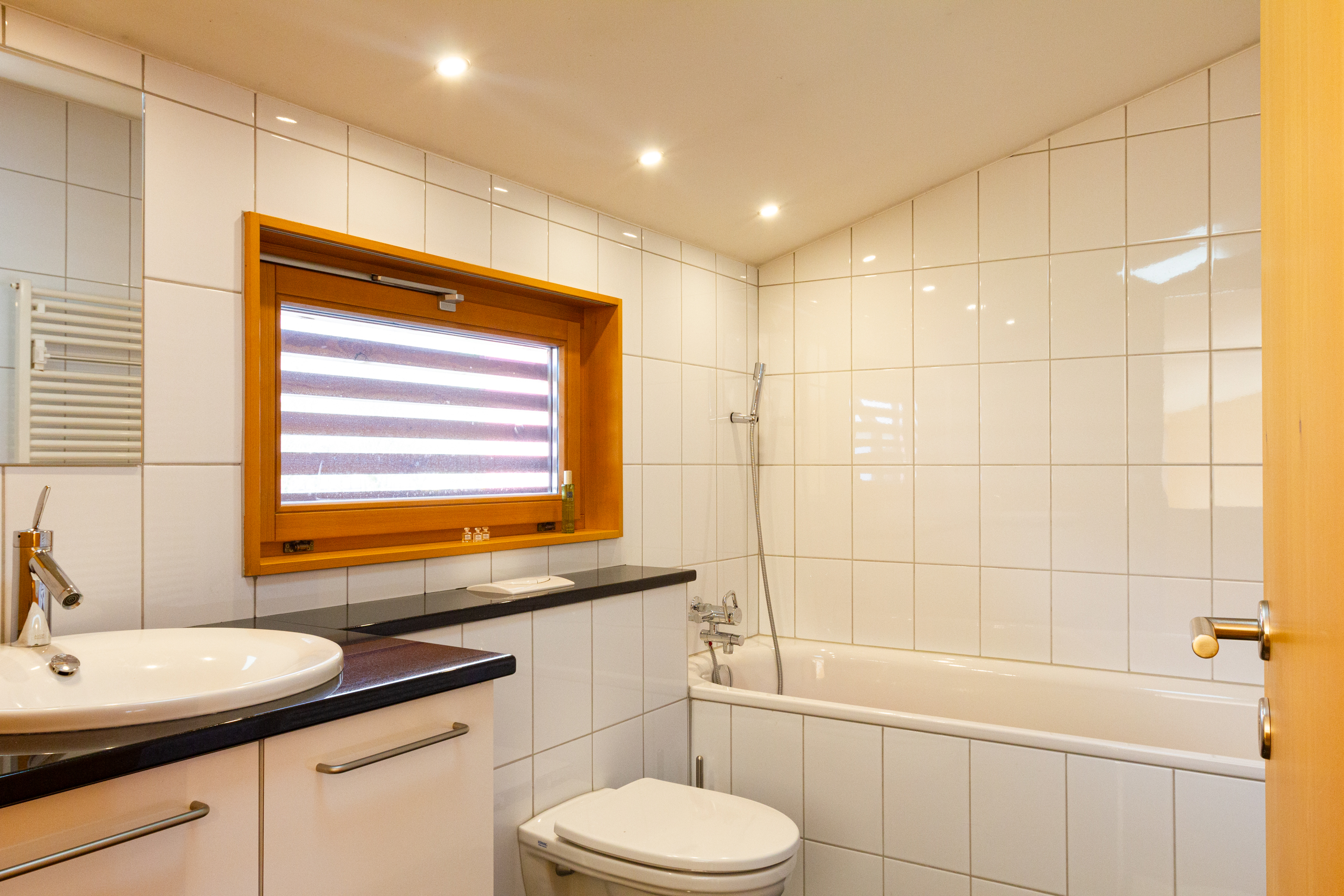 Badezimmer mit Badewanne und Fenster