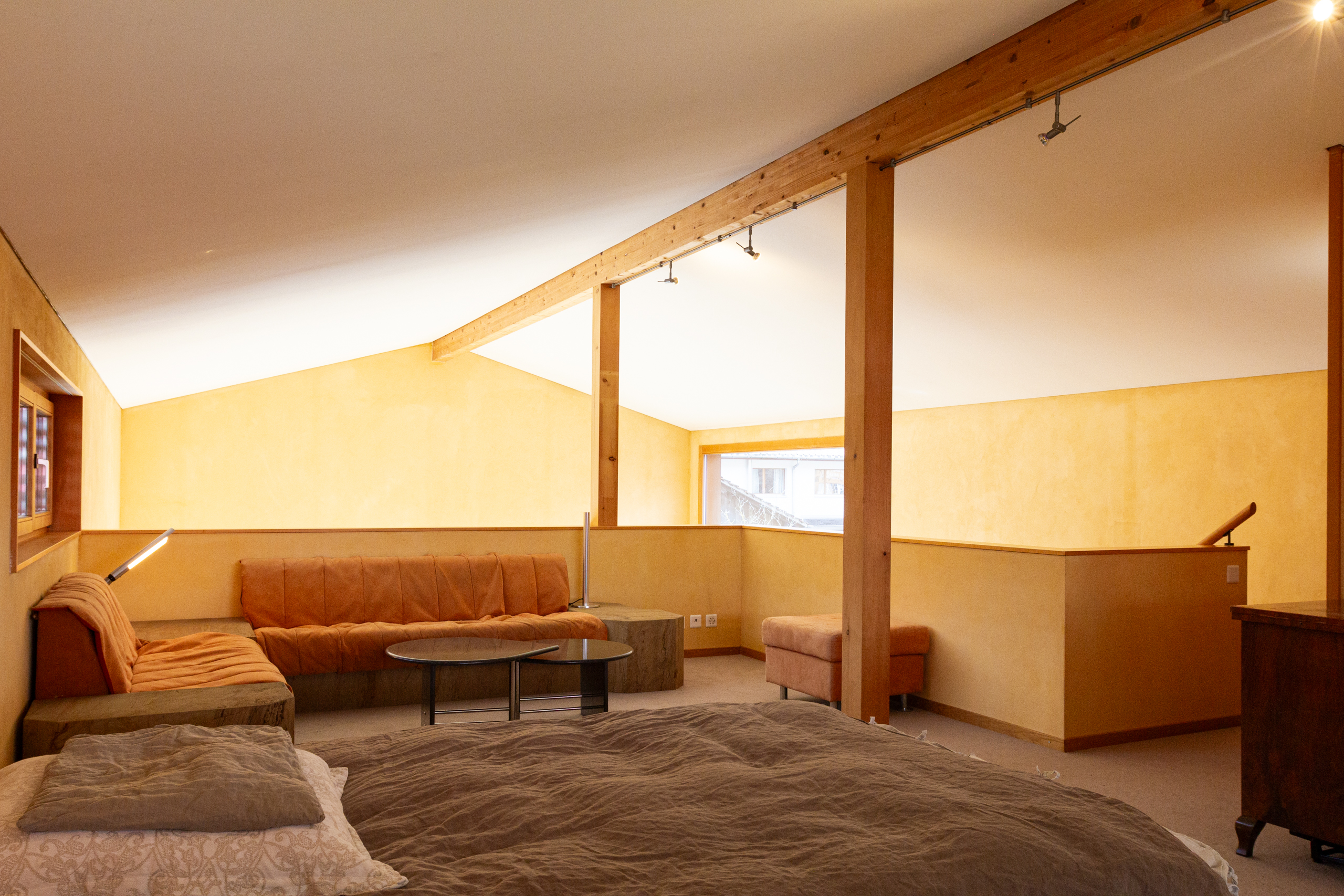Gemütliches Dachgeschoss-Schlafzimmer mit Sitzbereich