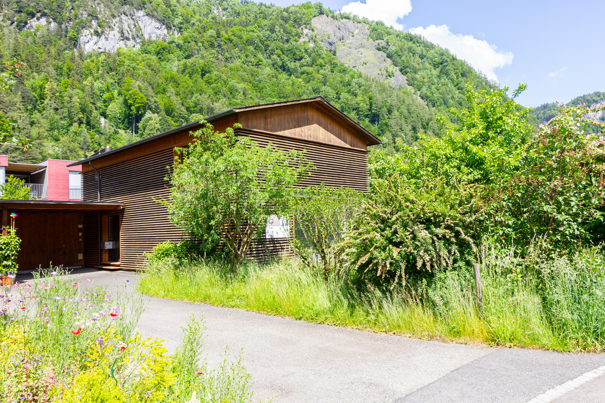 Modernes Holzhaus in alpiner Umgebung
