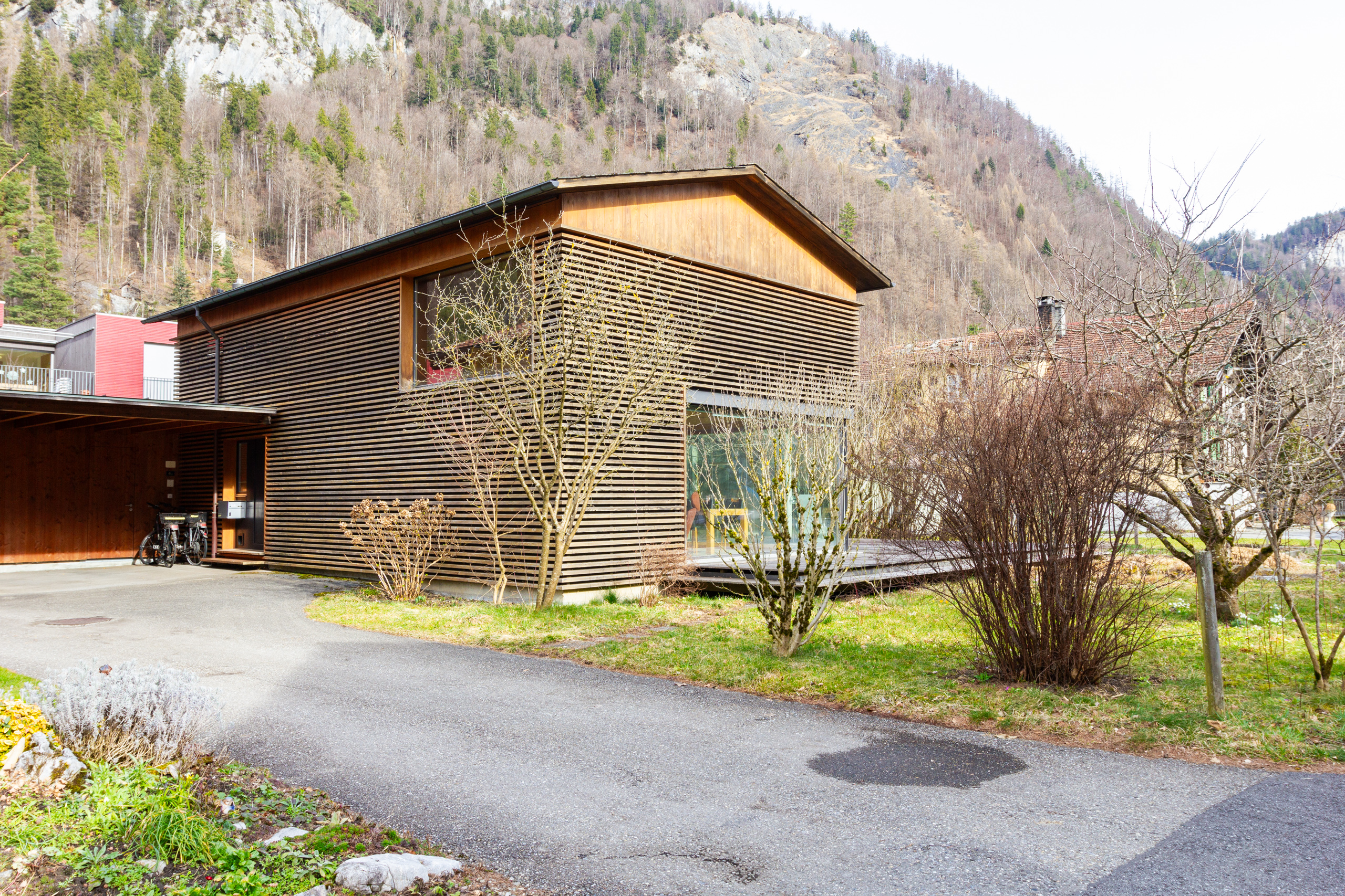 Modernes Holzhaus in Berglandschaft