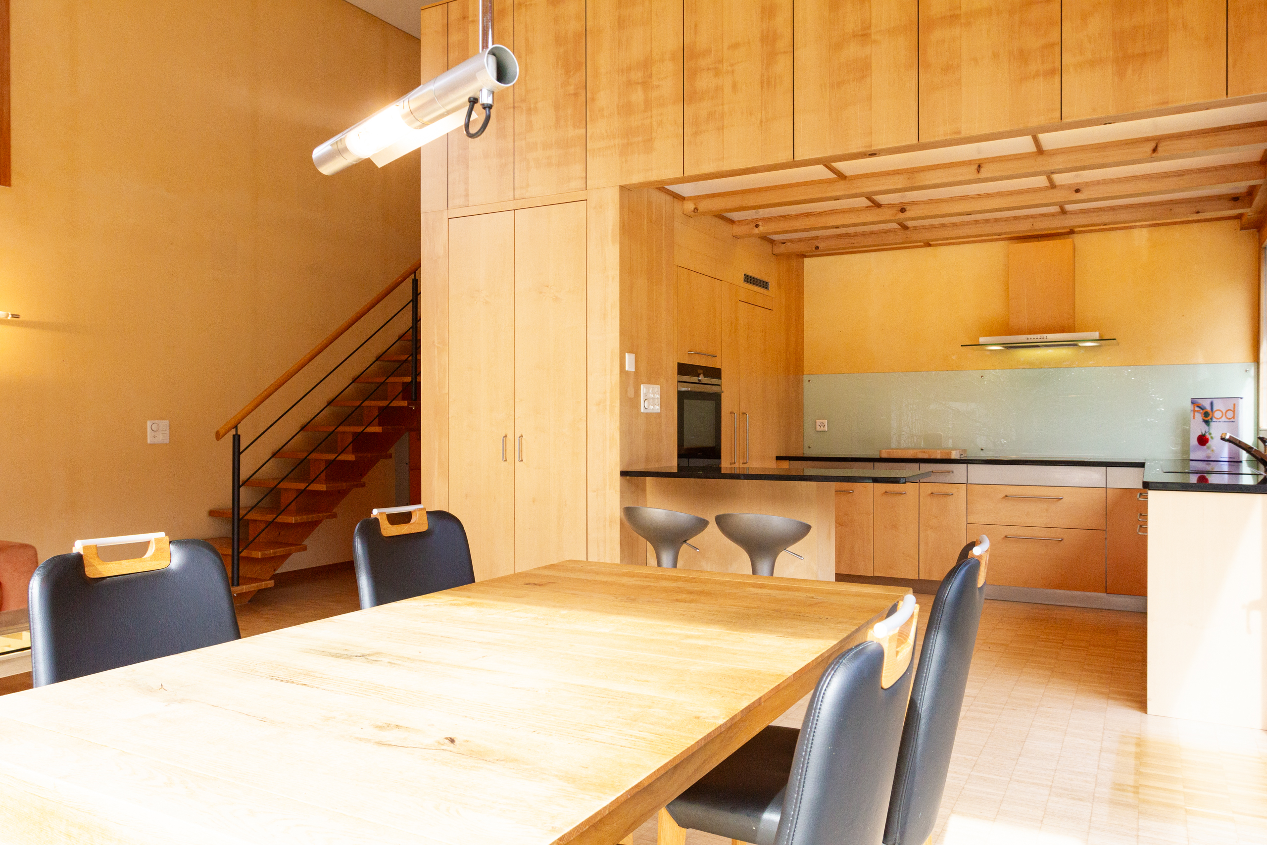 Offener Wohn-Essbereich mit Holzinterieur