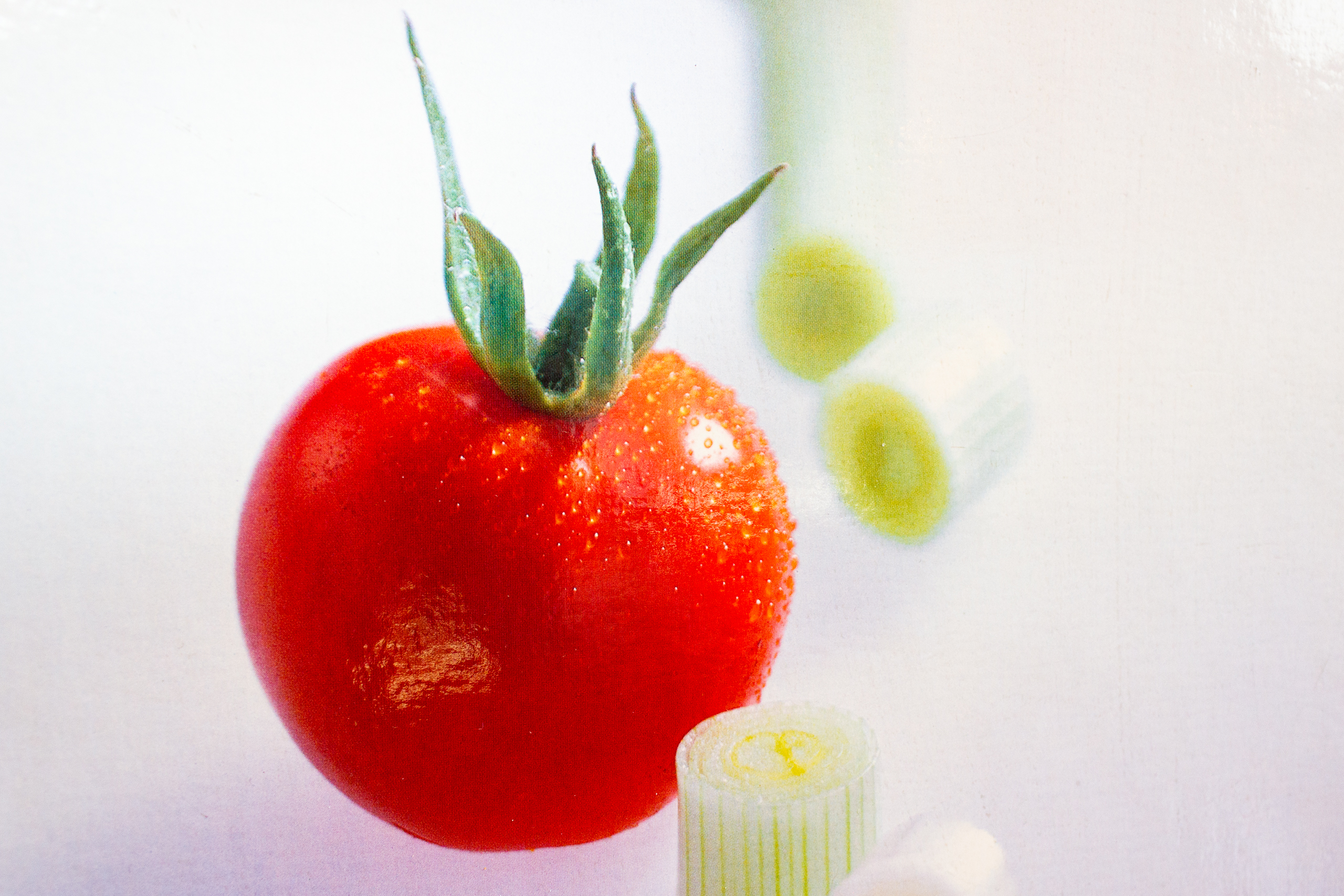 Tomate mit Wassertropfen