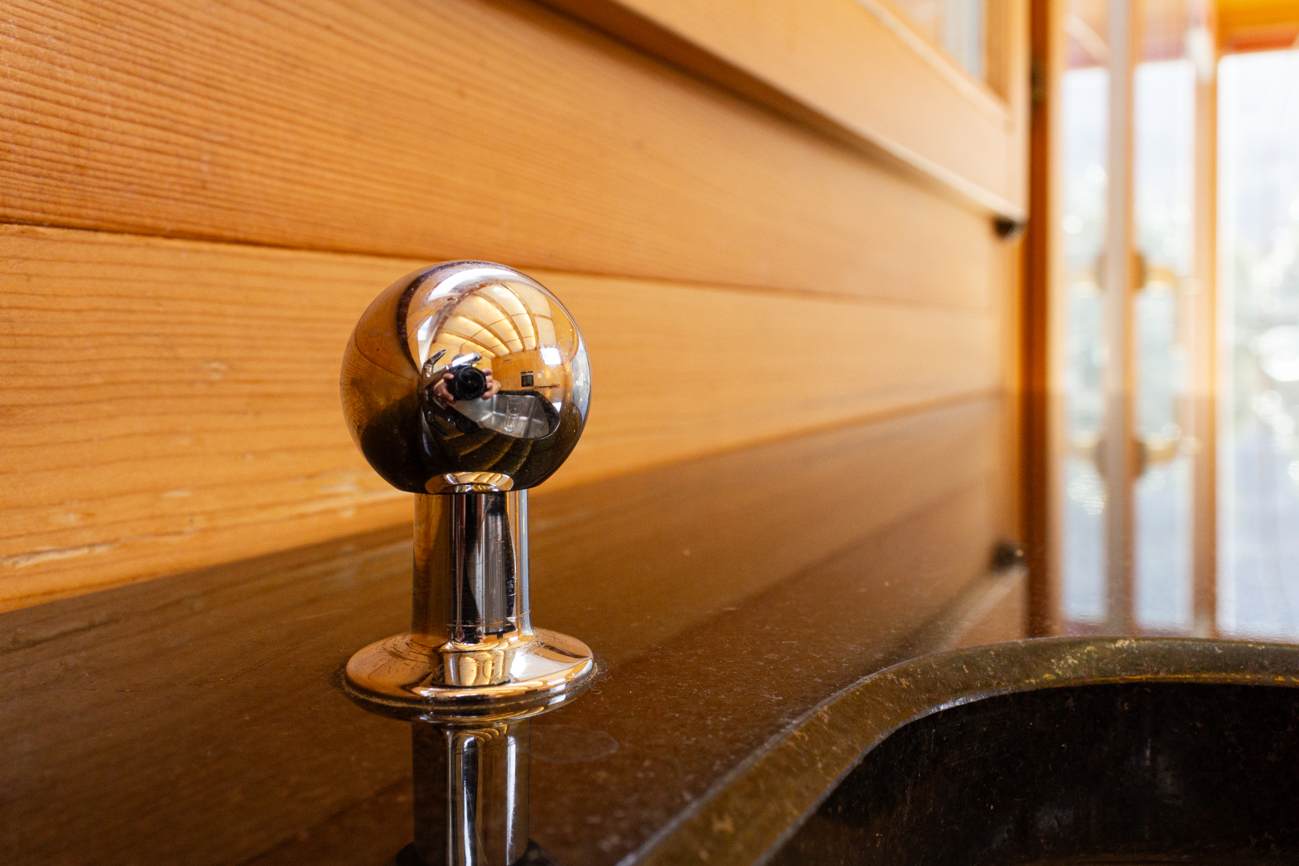 Holzdetail mit Metallgriff