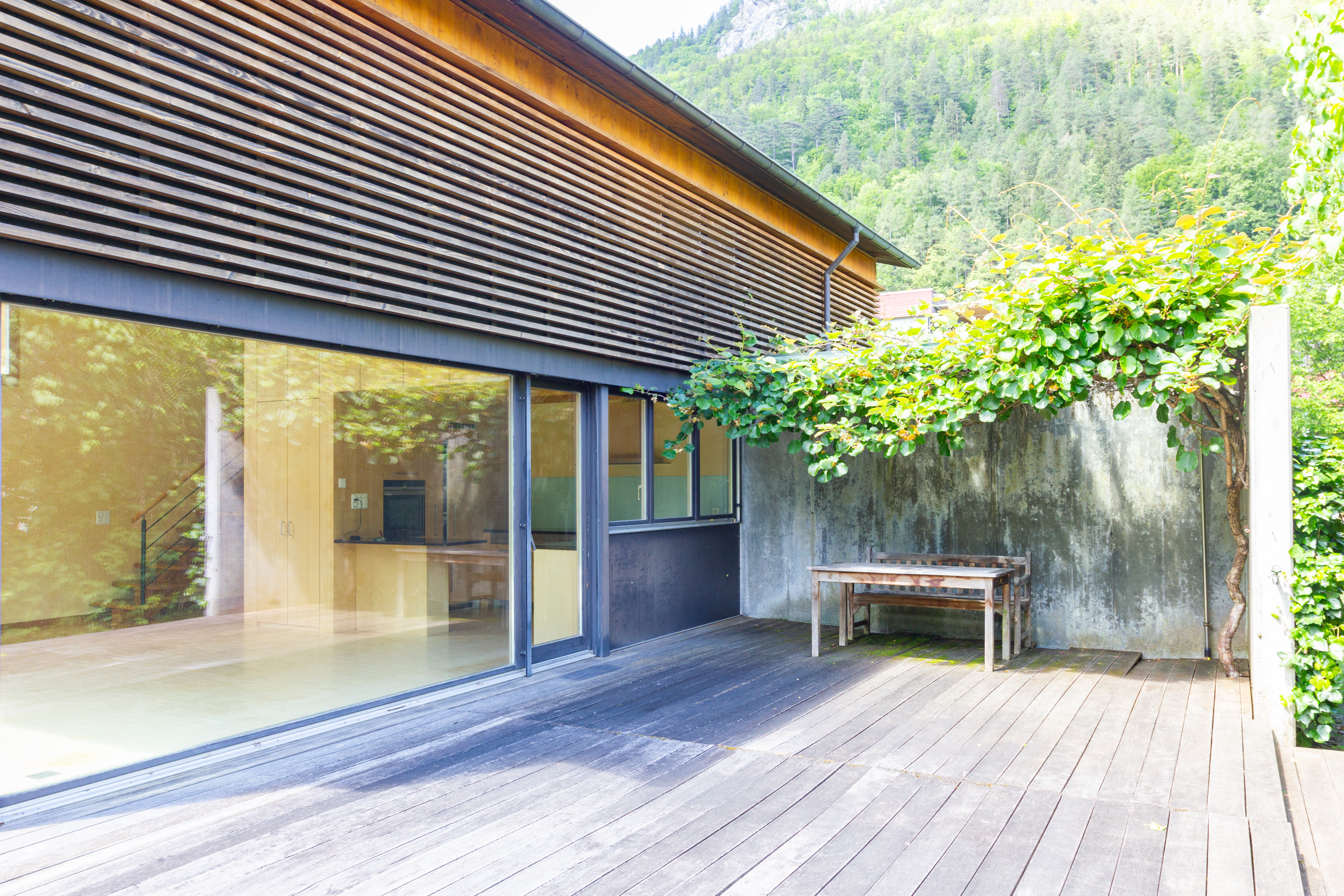 Terrasse mit Holzdeck und Bergblick