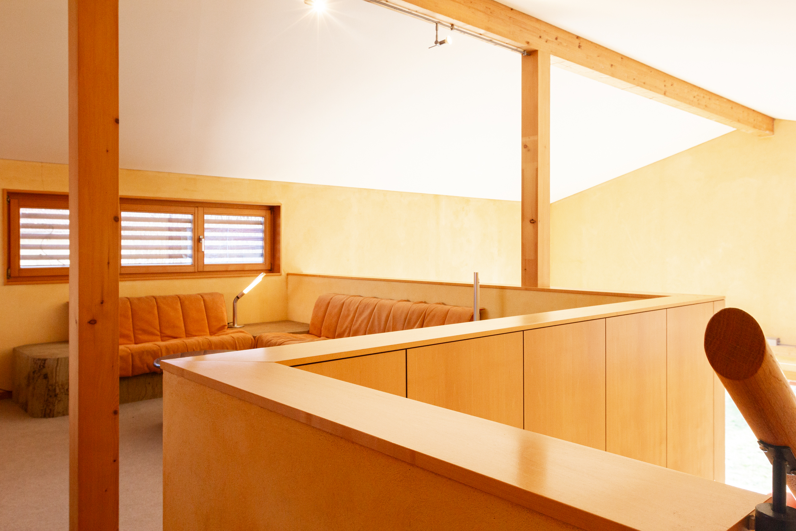 Galeriebereich mit Holzdetails