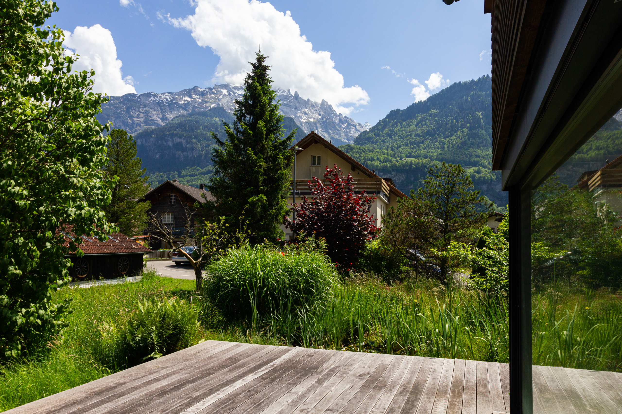 Bergblick von Terrasse mit Garten