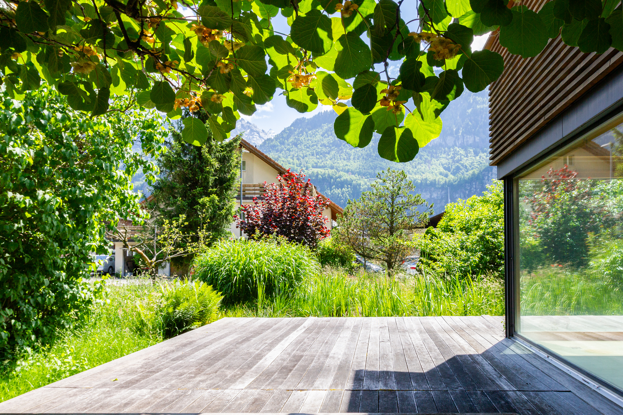 Terrasse mit Berg- und Gartenblick