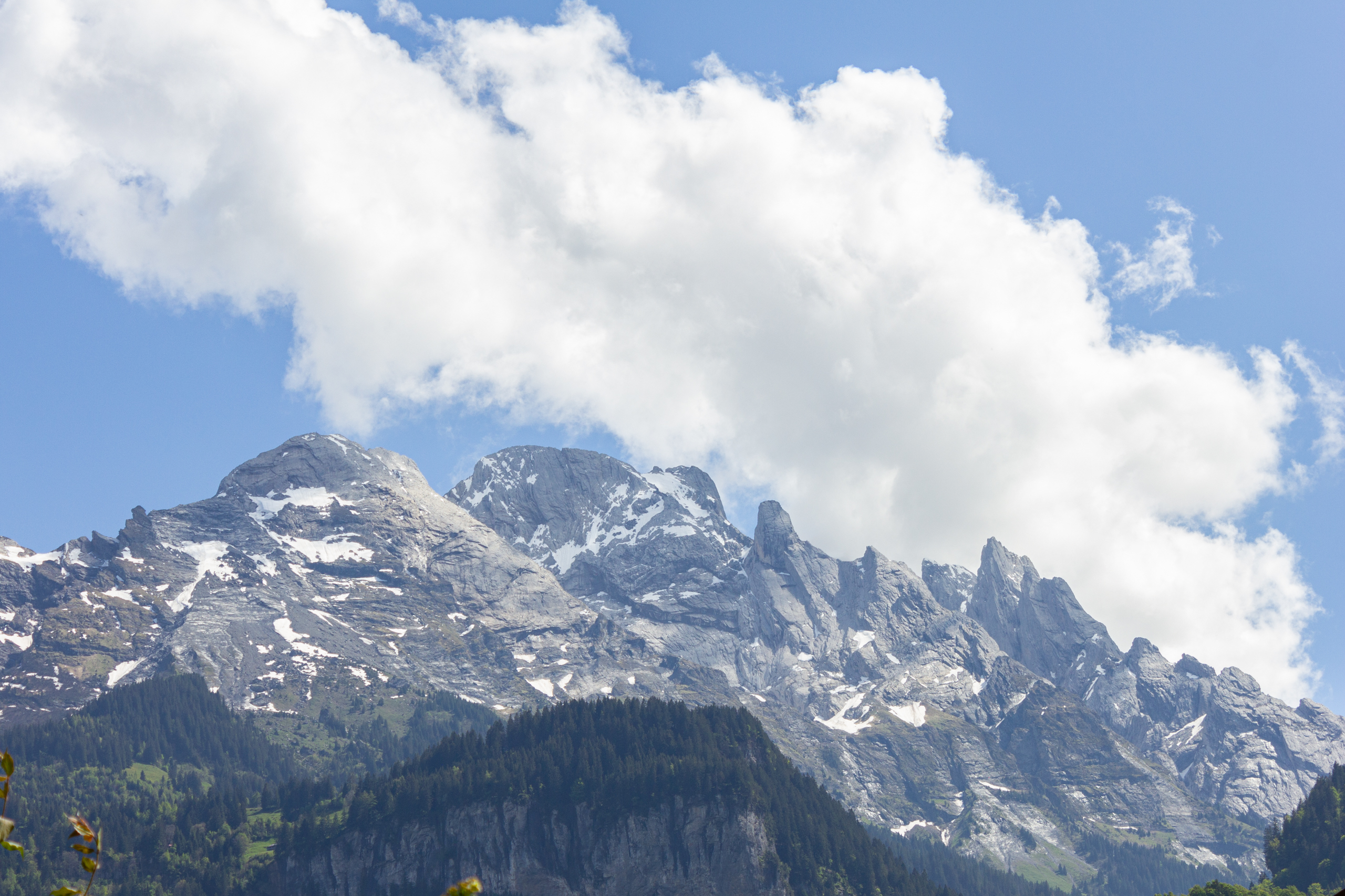 Bergpanorama mit Felsgipfeln und Wolken