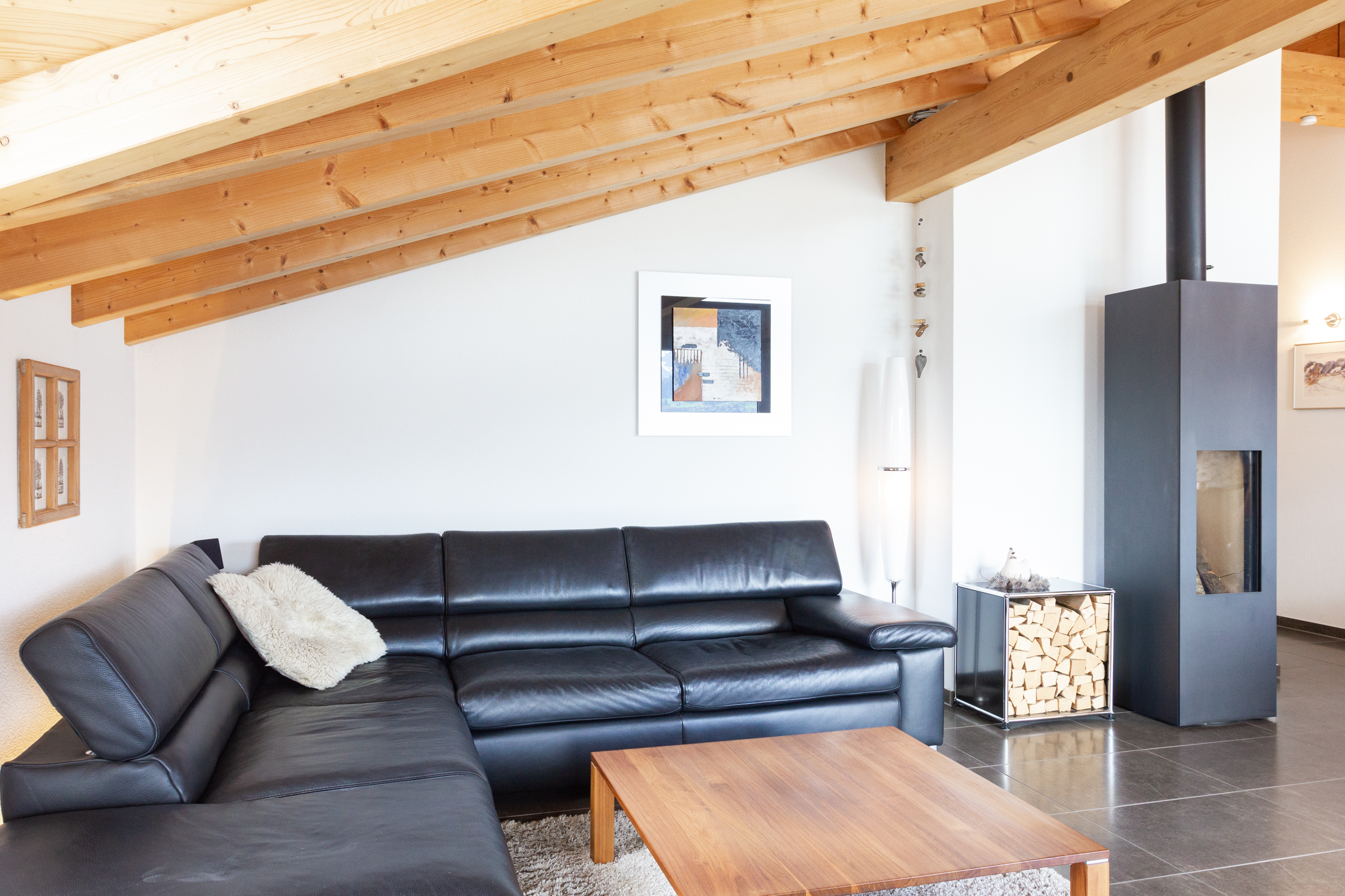 Wohnzimmer mit Holzdecke und Kamin